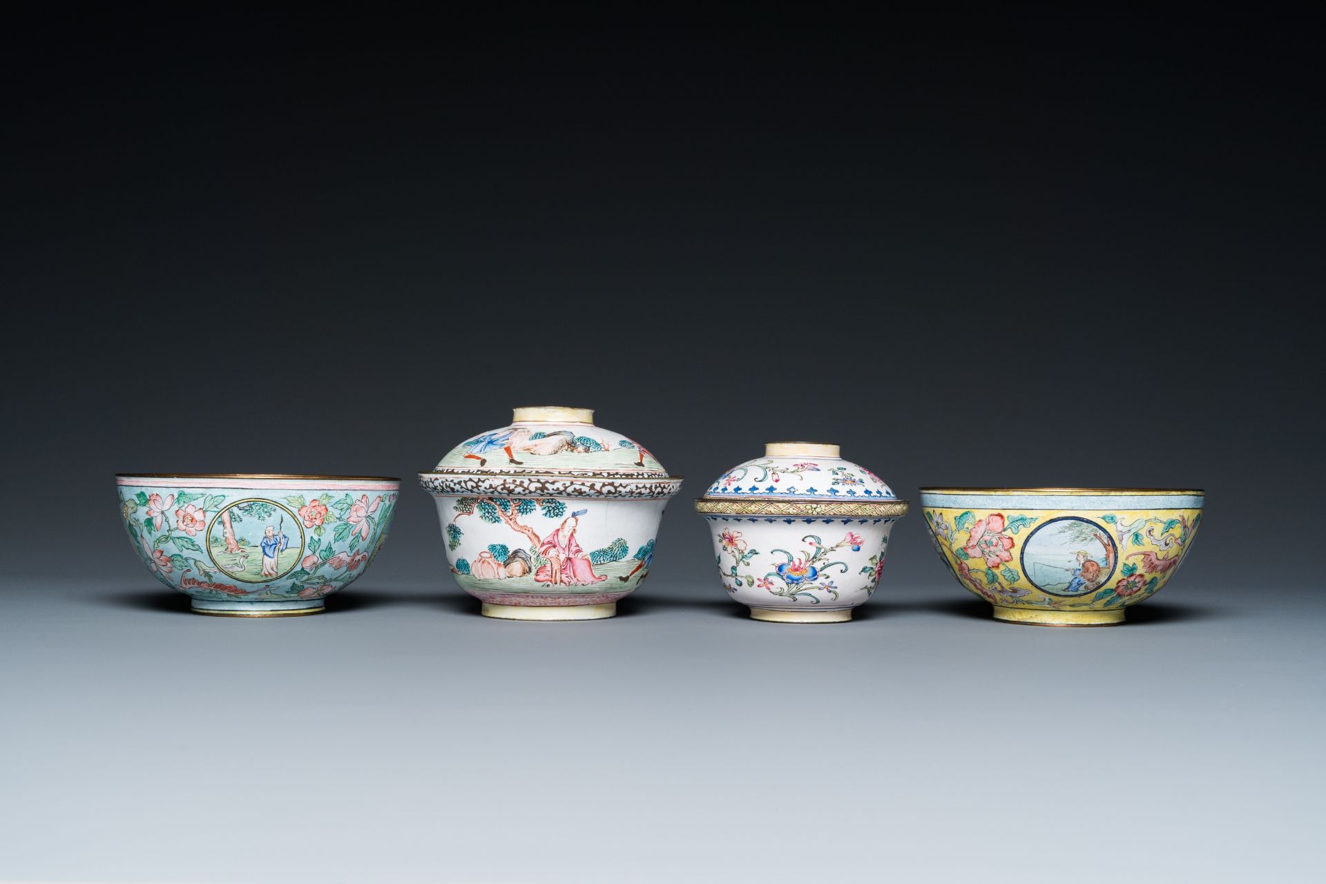 Two Chinese Canton enamel covered bowls on stands and two bowls, 18/19th C. - Bild 7 aus 9