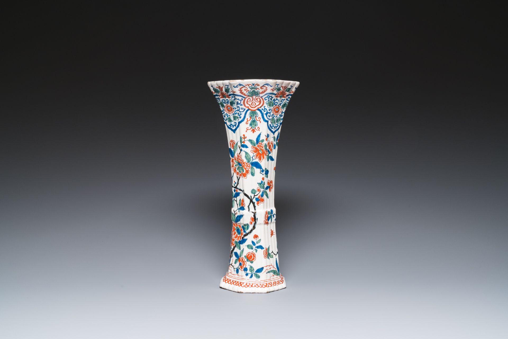 A ribbed Dutch Delft cashmere palette beaker vase, 1st quarter 18th C. - Image 3 of 6