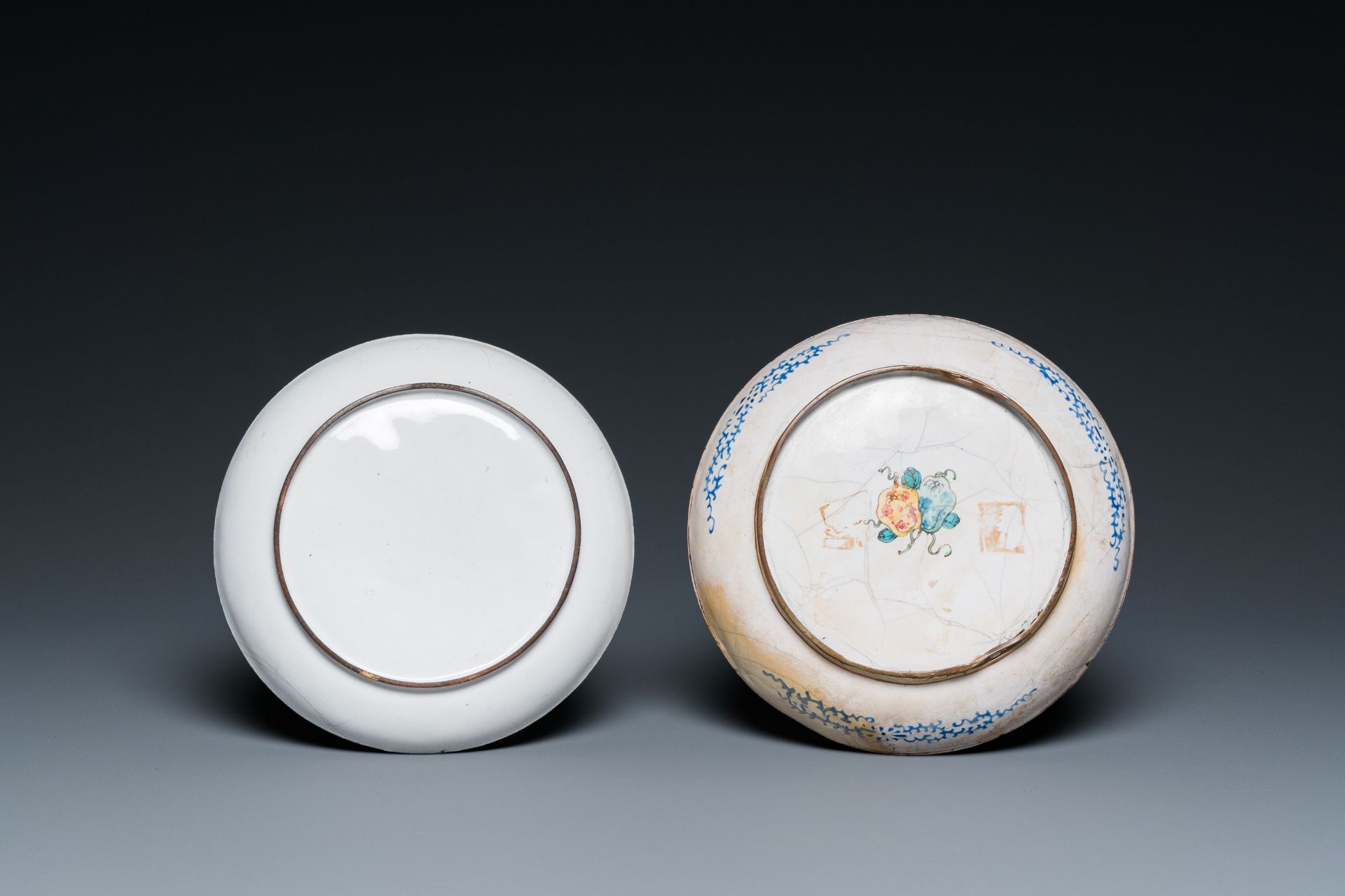 Two Chinese Canton enamel covered bowls on stands and two bowls, 18/19th C. - Bild 3 aus 9