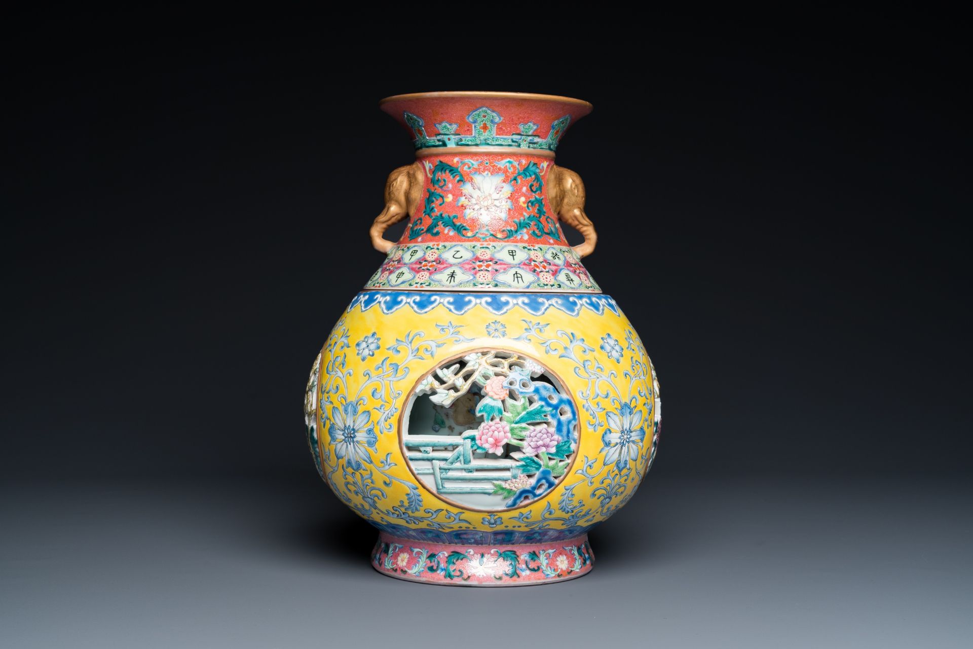 A Chinese reticulated and revolving famille rose vase consisting of two parts, Qianlong mark, 20th C - Bild 3 aus 10