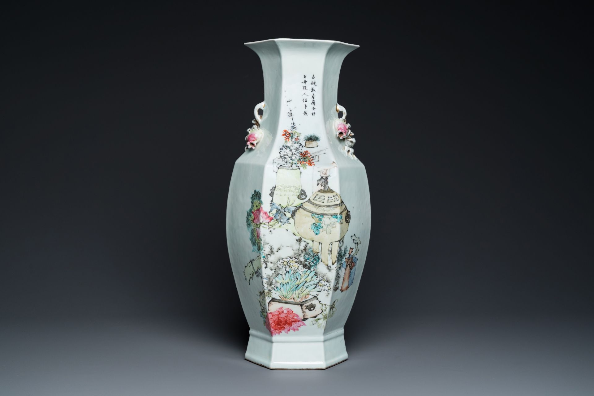 A fine Chinese hexagonal qianjiang cai vase, signed Ma Qingyun é¦¬æ…¶é›², dated 1917 - Bild 3 aus 6