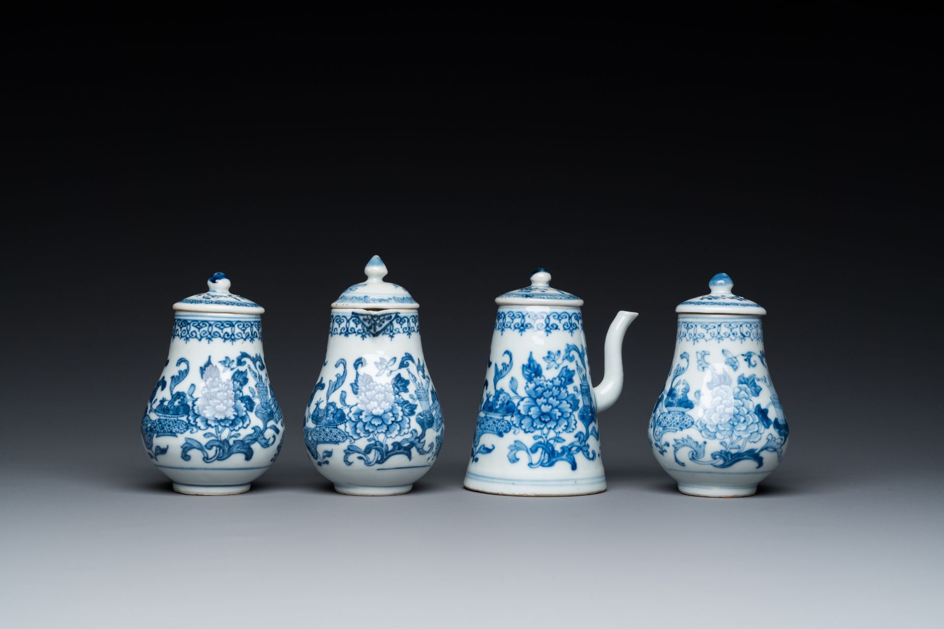 A rare Chinese blue and white set of two jugs and two casters on stand, Qianlong - Image 6 of 10
