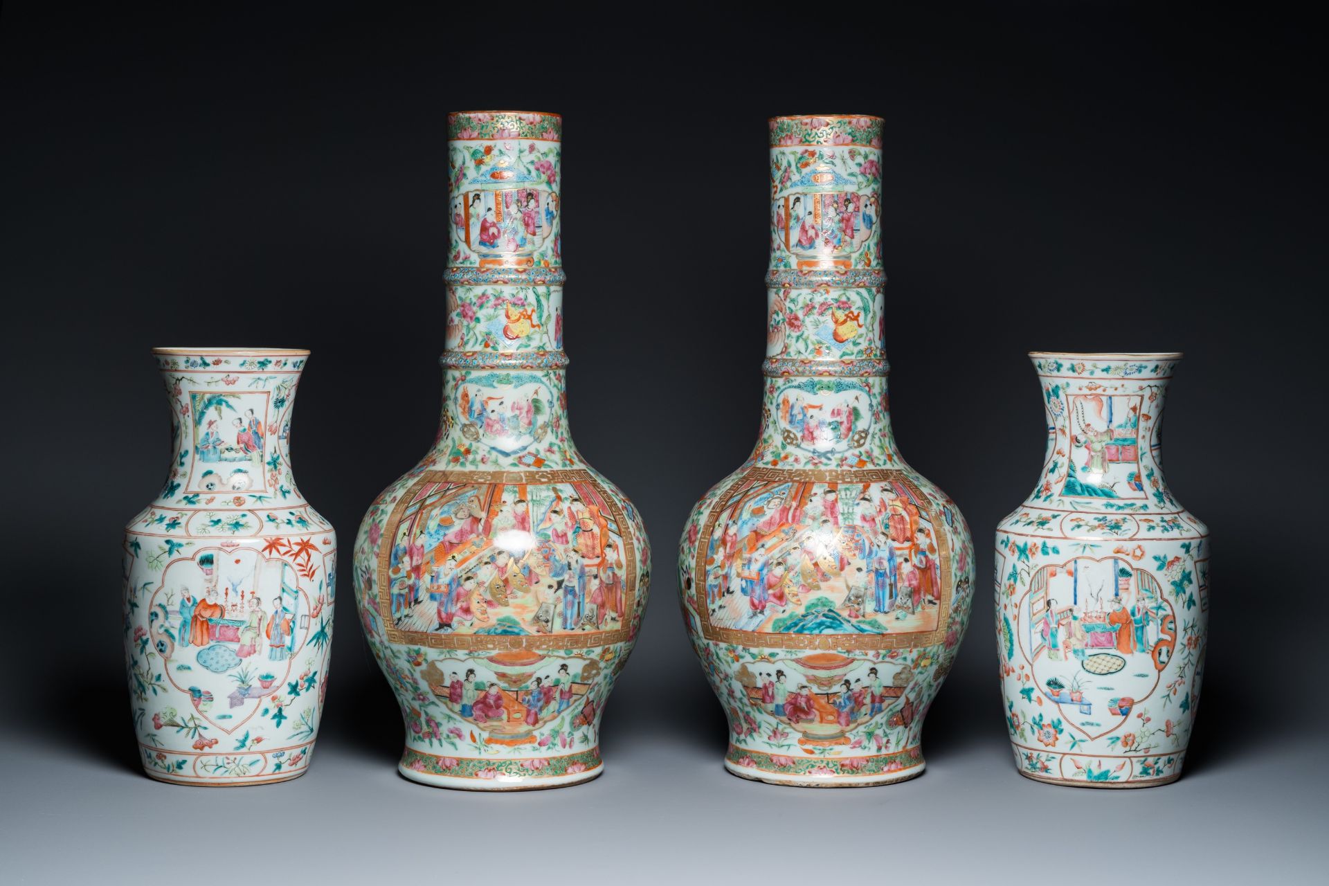 Two pairs of Chinese famille rose vases, 19th C. - Bild 2 aus 7