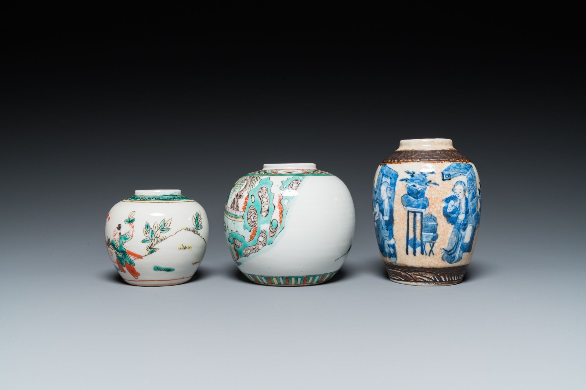 Seven Chinese blue and white, famille rose and verte jars, 19/20th C. - Bild 11 aus 13