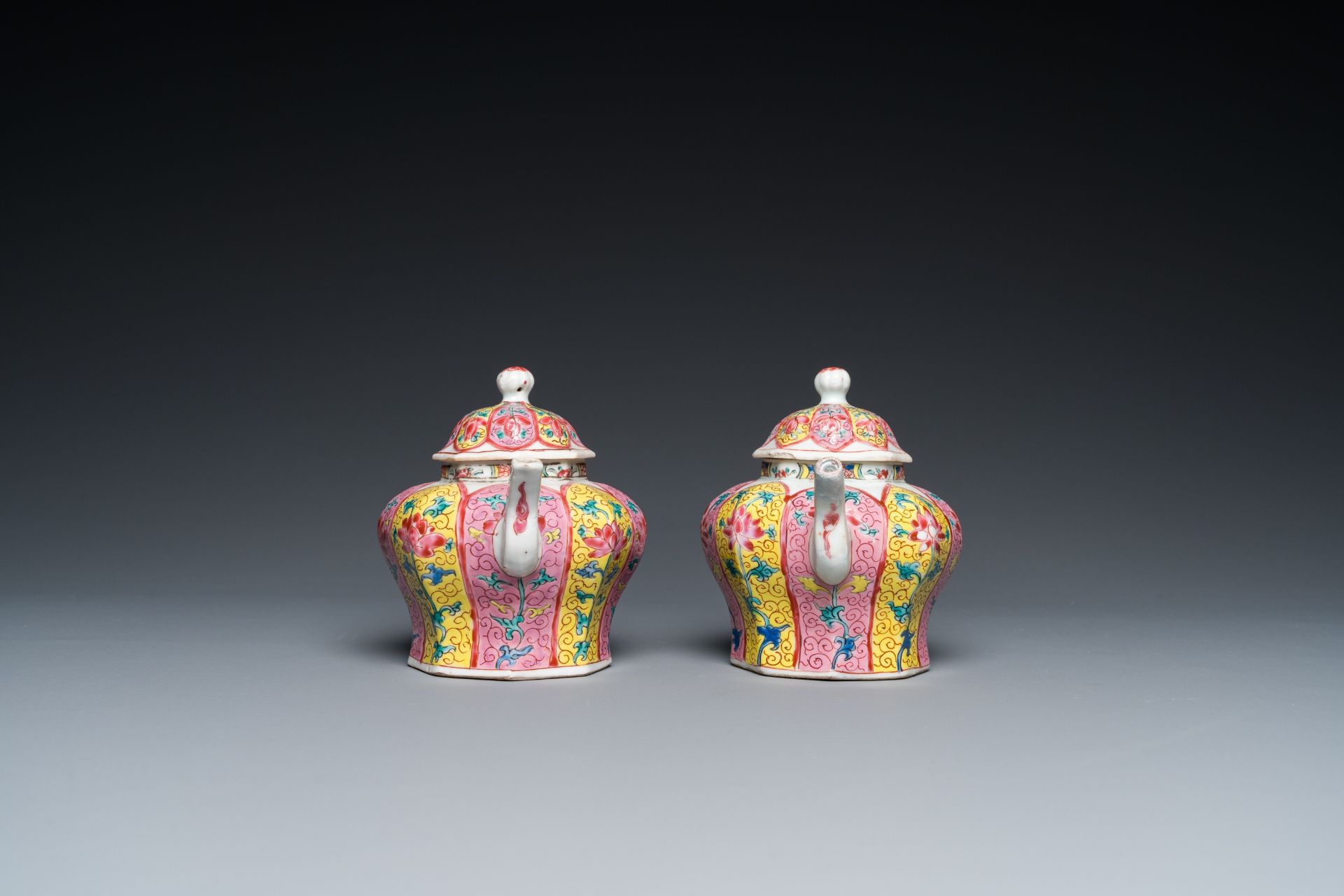 A pair of Chinese octagonal famille rose teapots on stands, Yongzheng - Bild 8 aus 11