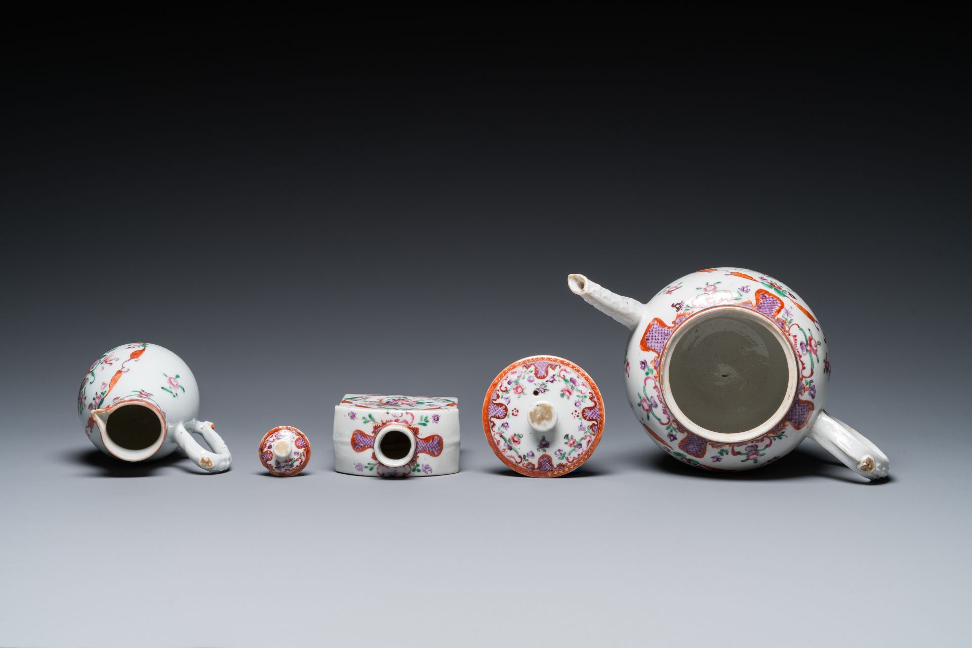 A Chinese famille rose 20-piece tea service with floral design, Qianlong - Image 10 of 17