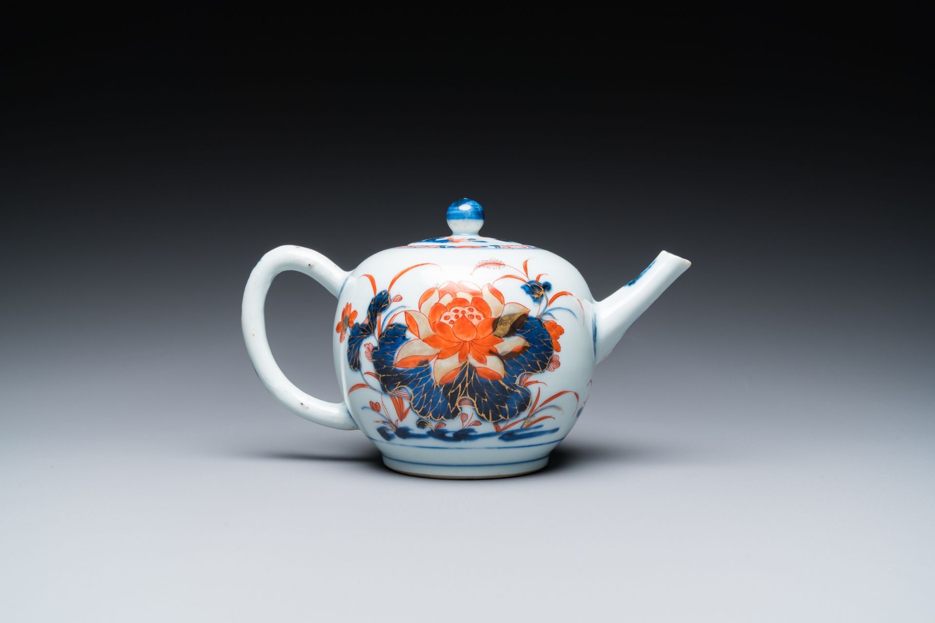 Eleven Chinese famille rose and Imari-style plates and a teapot with cover, Kangxi/Qianlong - Image 10 of 13