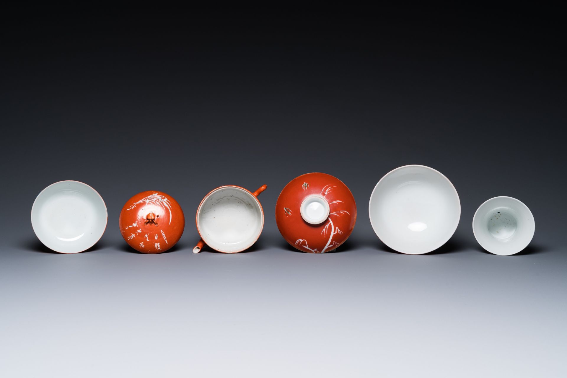 Four Chinese famille rose wares and three with coral-red-ground, 19/20th C. - Bild 6 aus 13