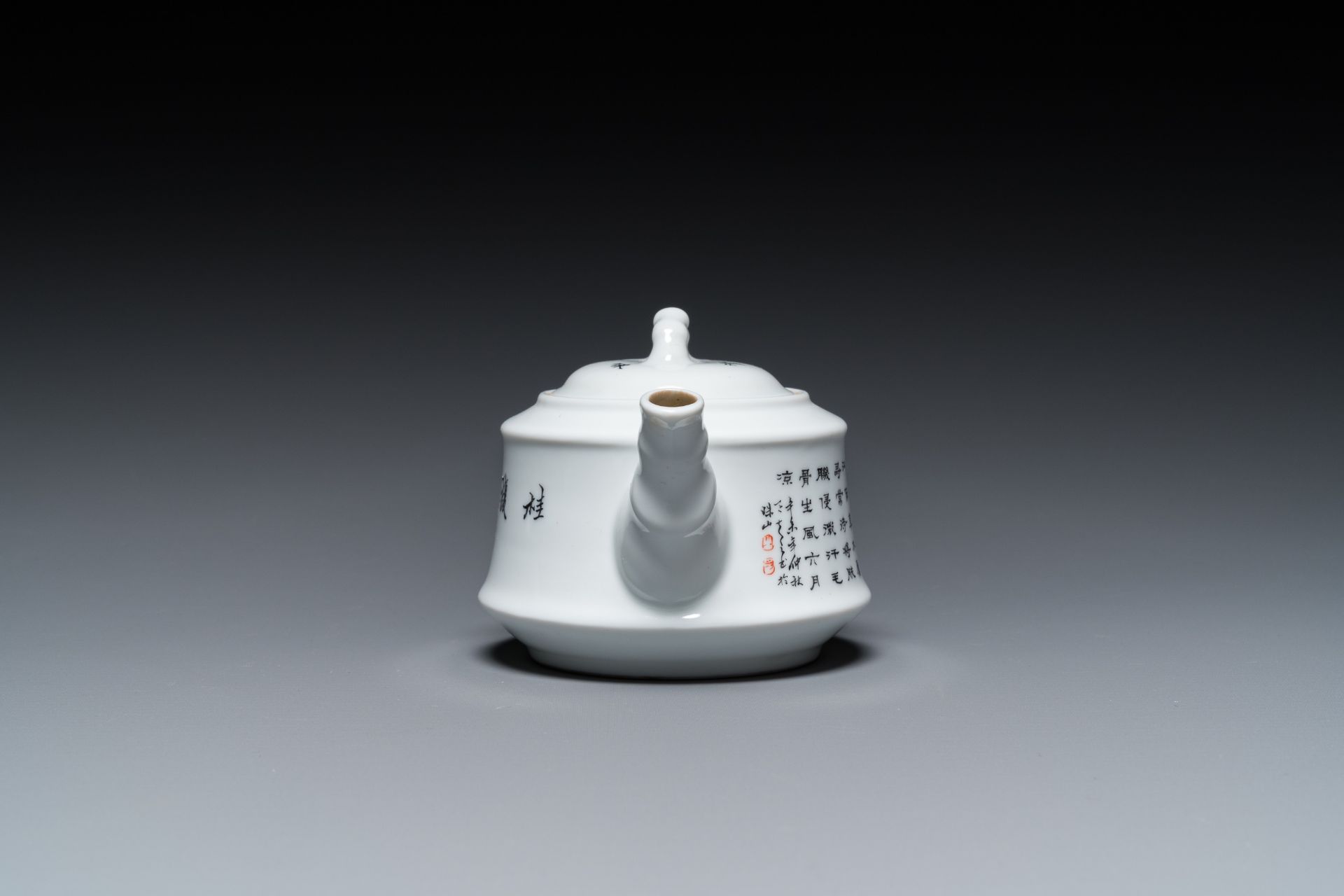 A Chinese 'calligraphy' teapot and cover, Jiangxi Porcelain Company, 20th C. - Image 3 of 7