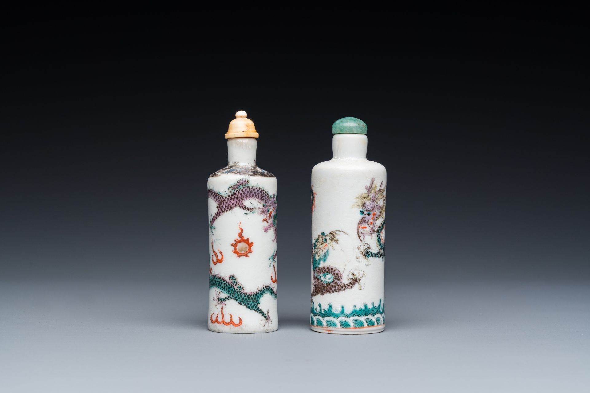 Two Chinese famille verte 'dragons' snuff bottles, 19th C. - Image 5 of 7