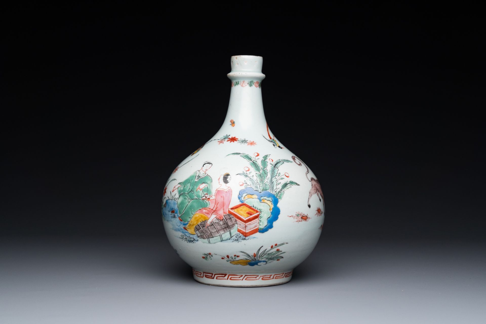 A Dutch-decorated Japanese Arita bottle with Kakiemon-style decoration, Edo, 17/18th C. - Image 4 of 6