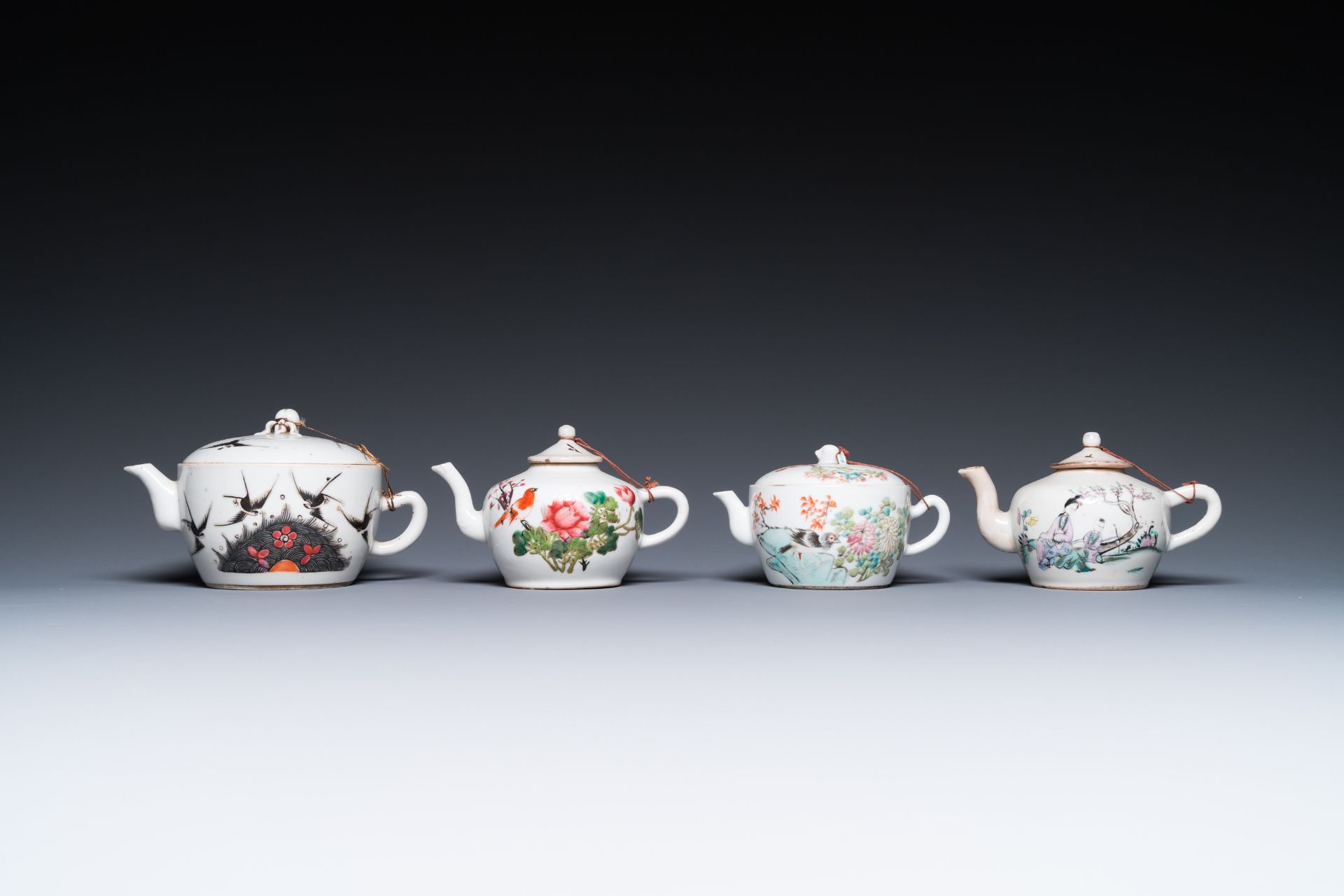 A varied collection of Chinese famille rose and qianjiang cai porcelain, 19th/20th C. - Bild 5 aus 20