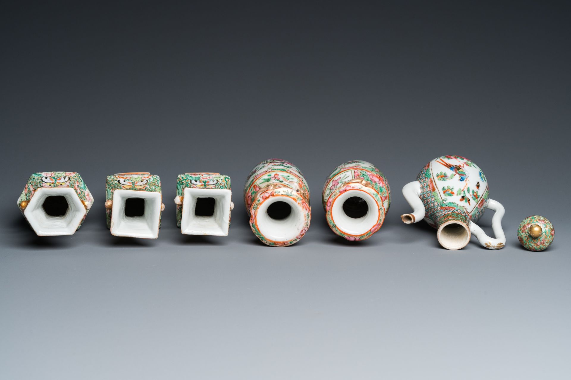 A varied collection of Chinese Canton famille rose porcelain, 19th C. - Bild 6 aus 15