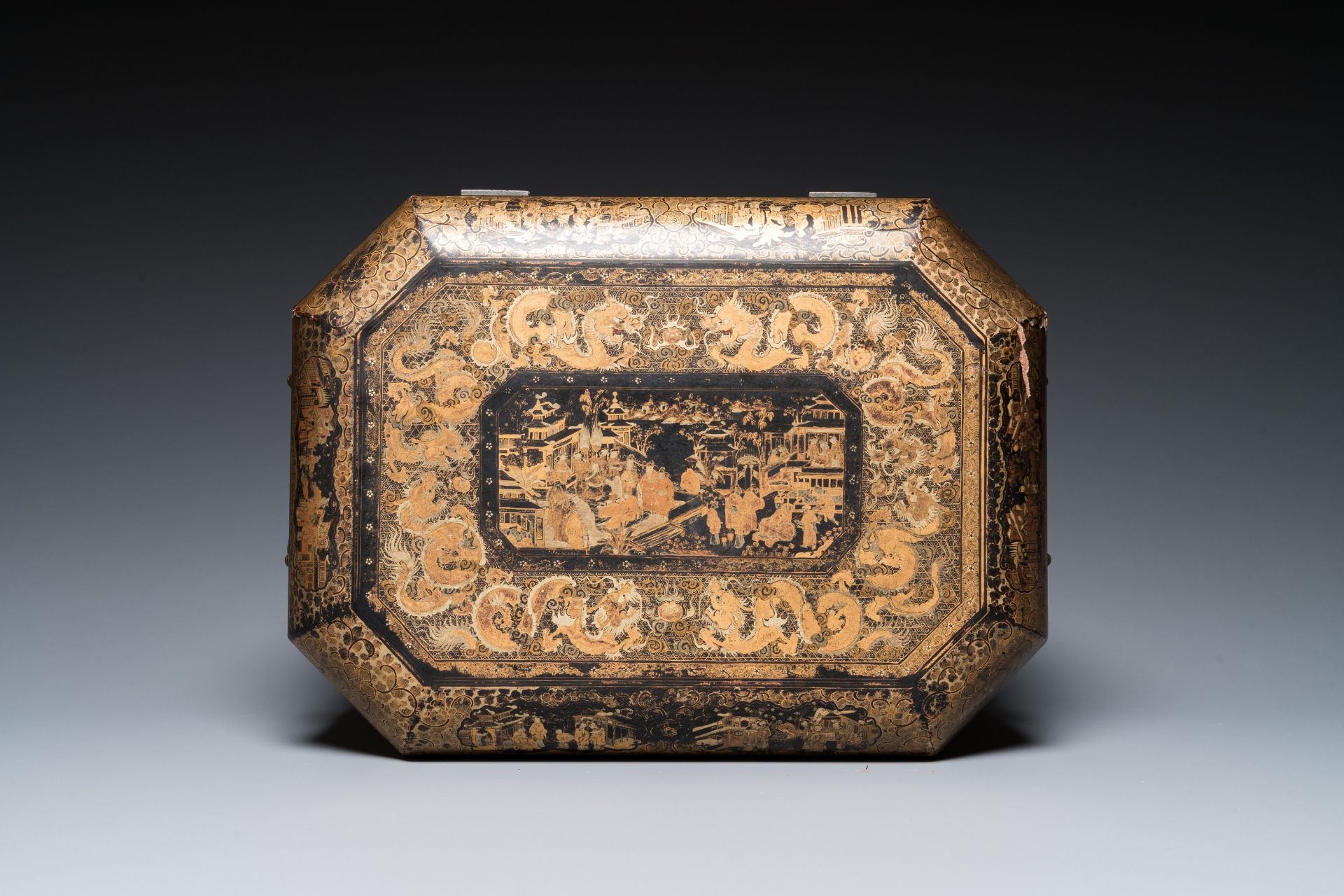 Two Chinese Canton famille rose bowls, a vase and a gilt-lacquered box, Qianlong and later - Bild 21 aus 22