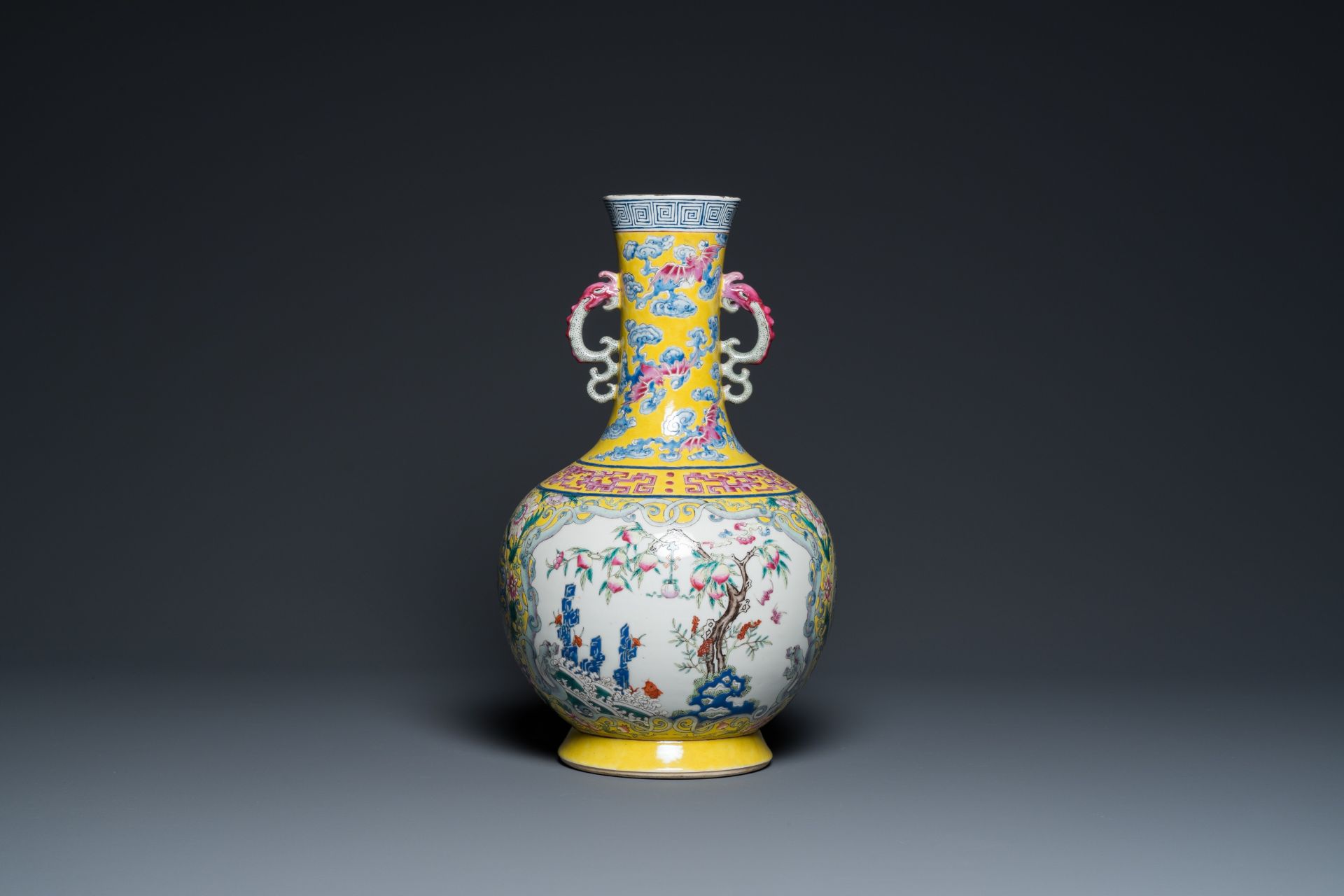 A Chinese yellow-ground famille rose 'nine peaches' bottle vase, Jiaqing - Bild 3 aus 6