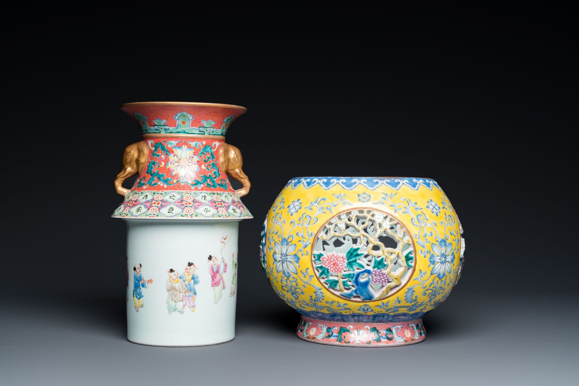 A Chinese reticulated and revolving famille rose vase consisting of two parts, Qianlong mark, 20th C - Bild 5 aus 10