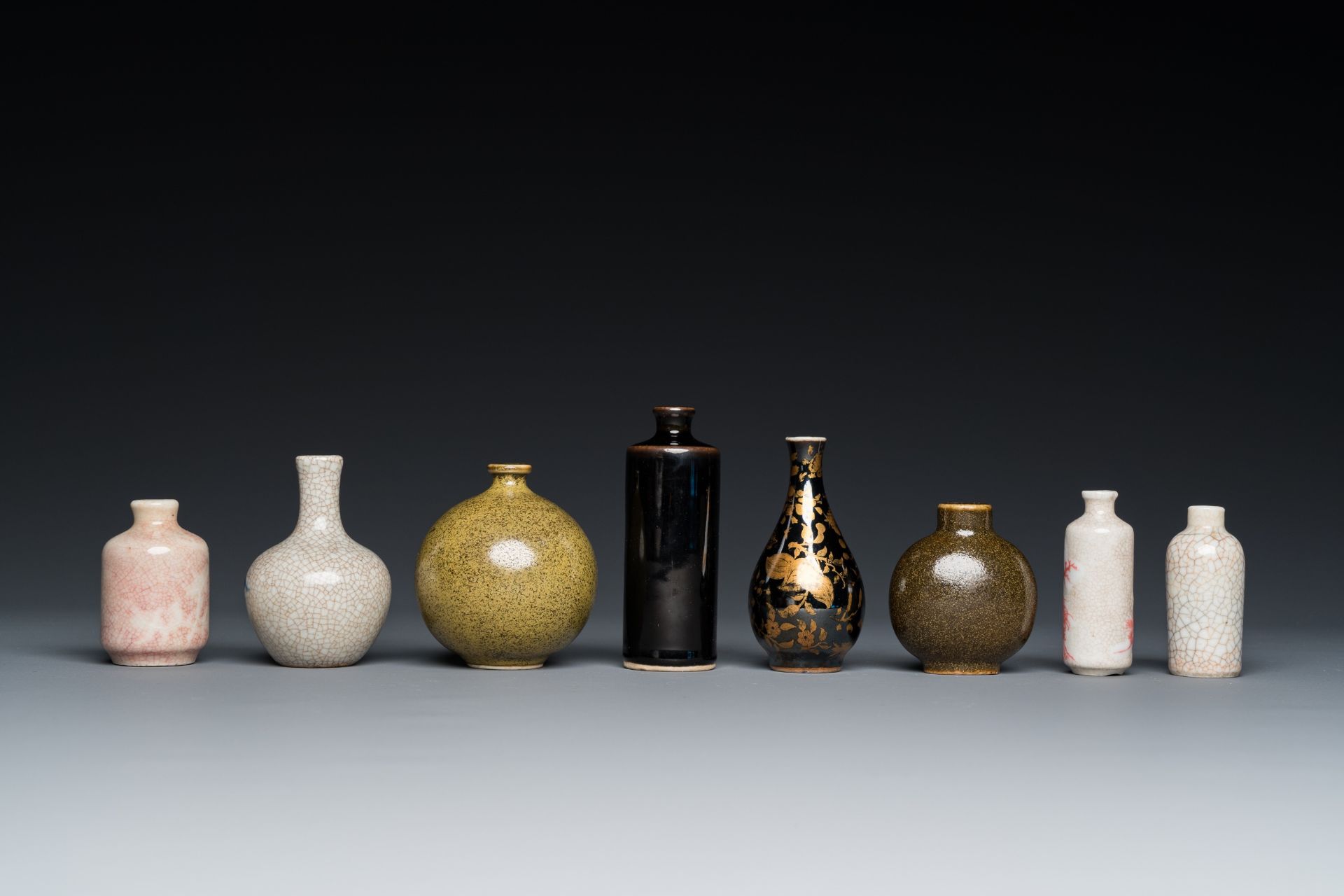 Five various Chinese snuff bottles and three miniature vases, 19/20th C. - Bild 4 aus 7