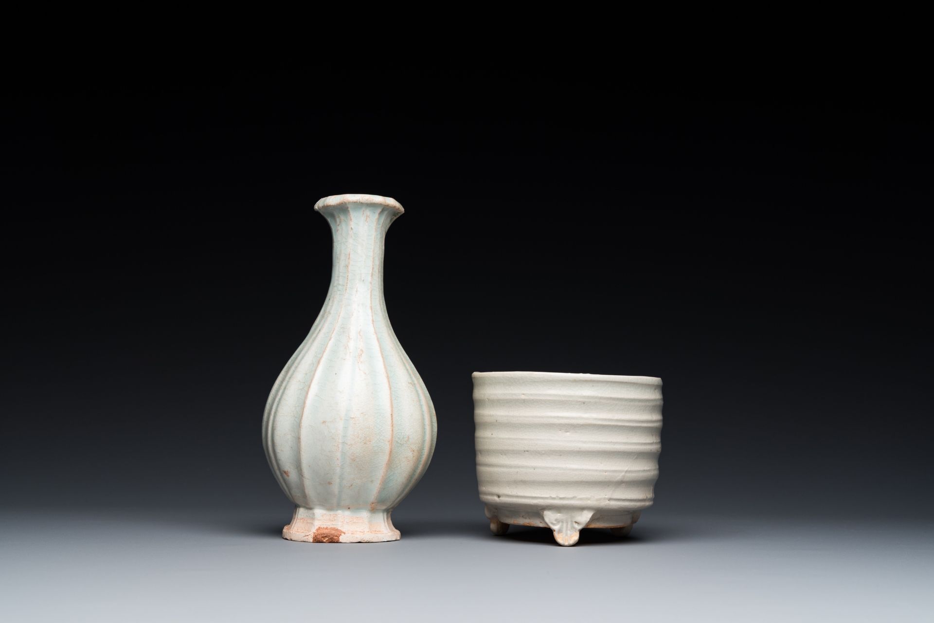 A Chinese qingbai wall pocket vase and a three-legged incense burner, Song - Bild 2 aus 7