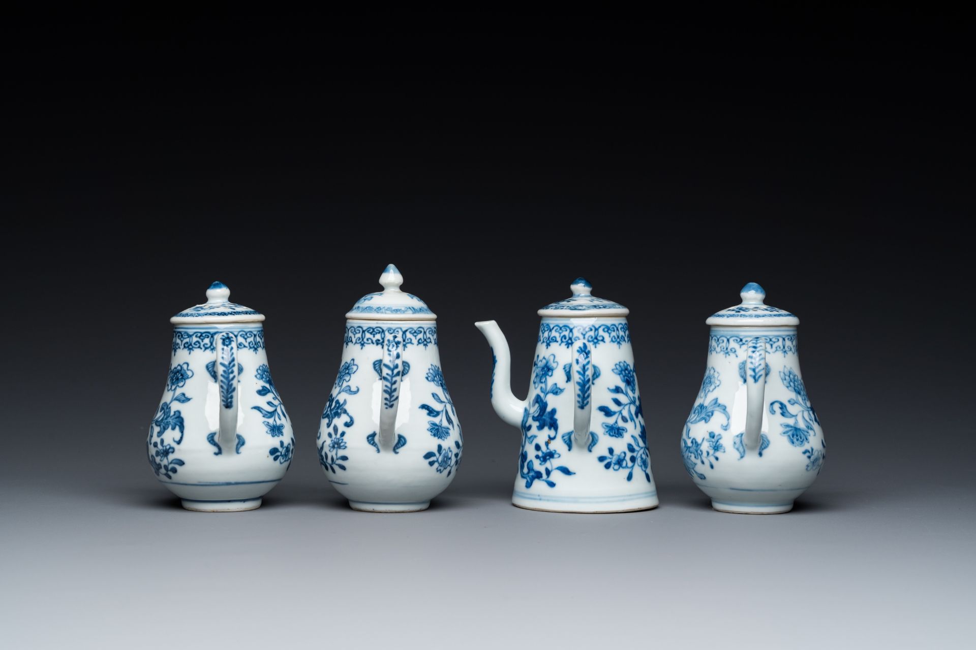 A rare Chinese blue and white set of two jugs and two casters on stand, Qianlong - Image 4 of 10