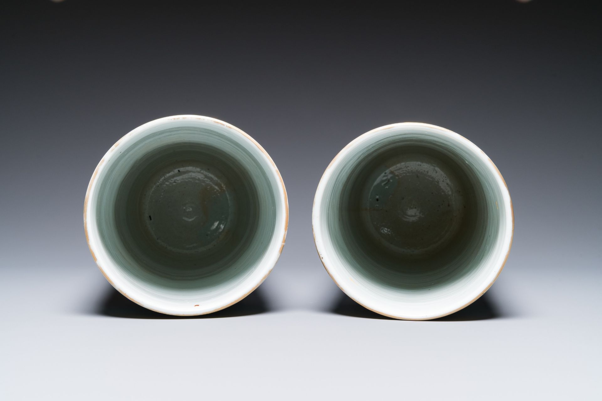 A pair of Chinese famille rose cylindrical vases, 19th C. - Image 5 of 6