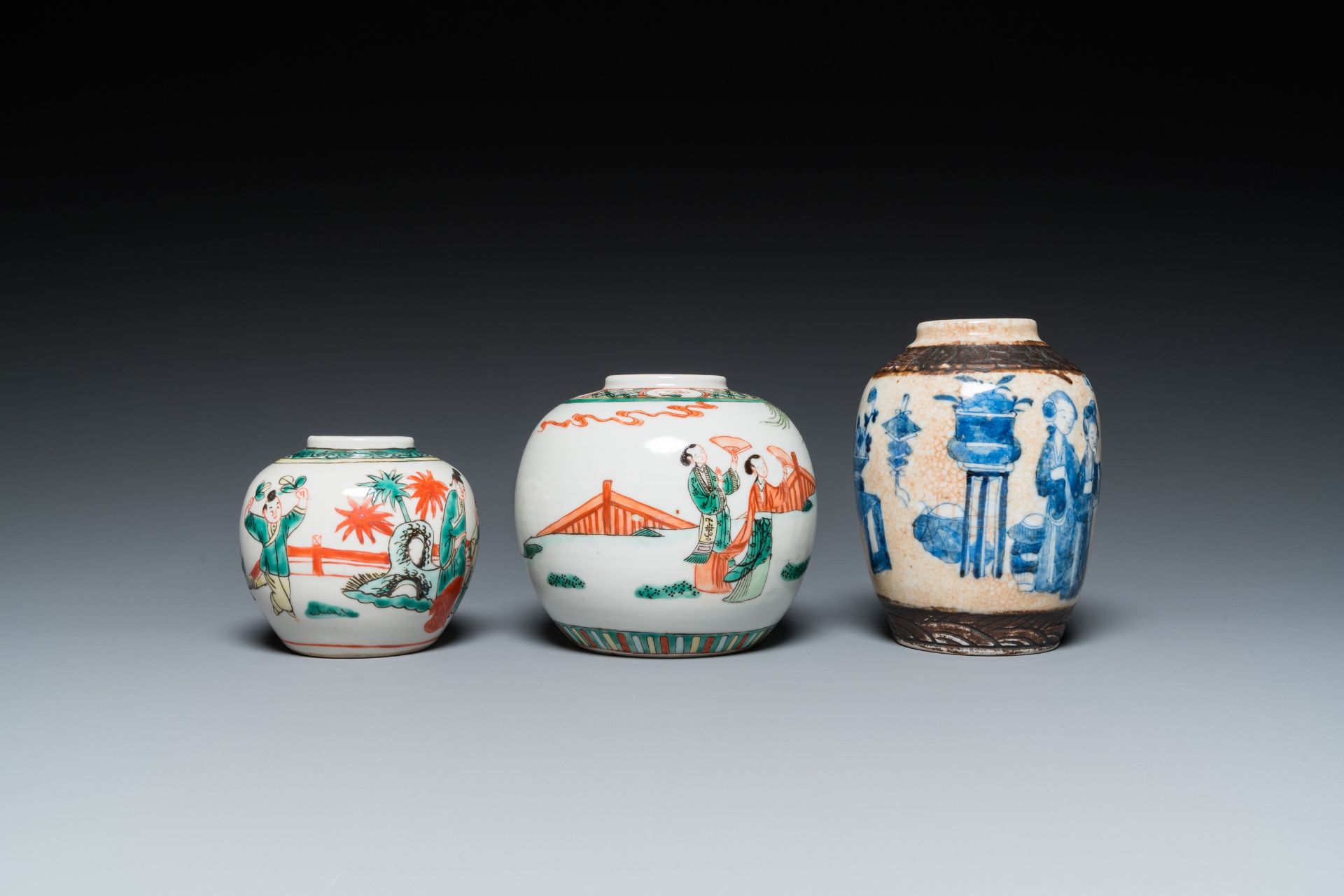Seven Chinese blue and white, famille rose and verte jars, 19/20th C. - Bild 9 aus 13