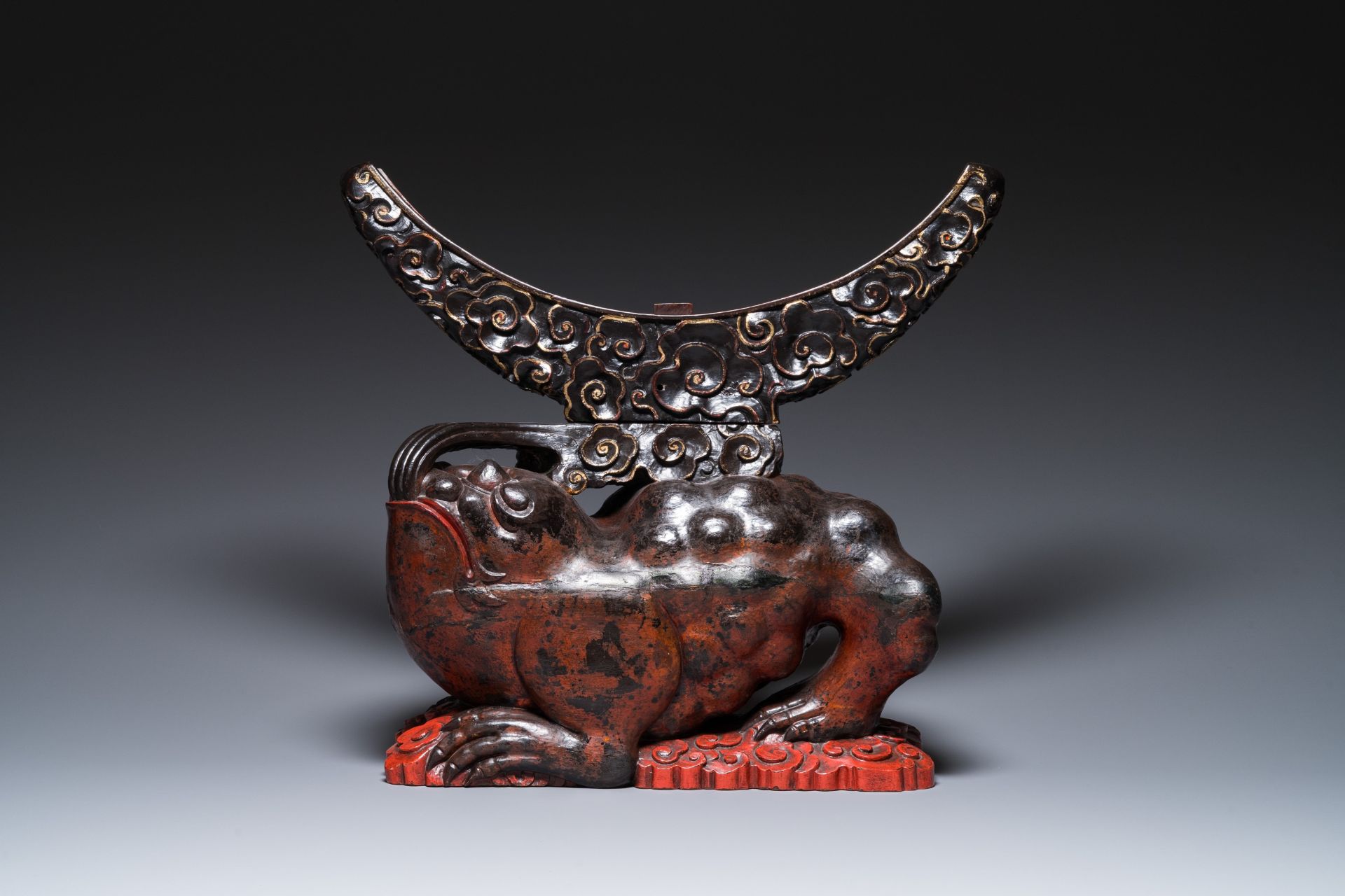 A large Chinese lacquered wooden stand in the shape of a three-legged toad, Ming - Bild 2 aus 7