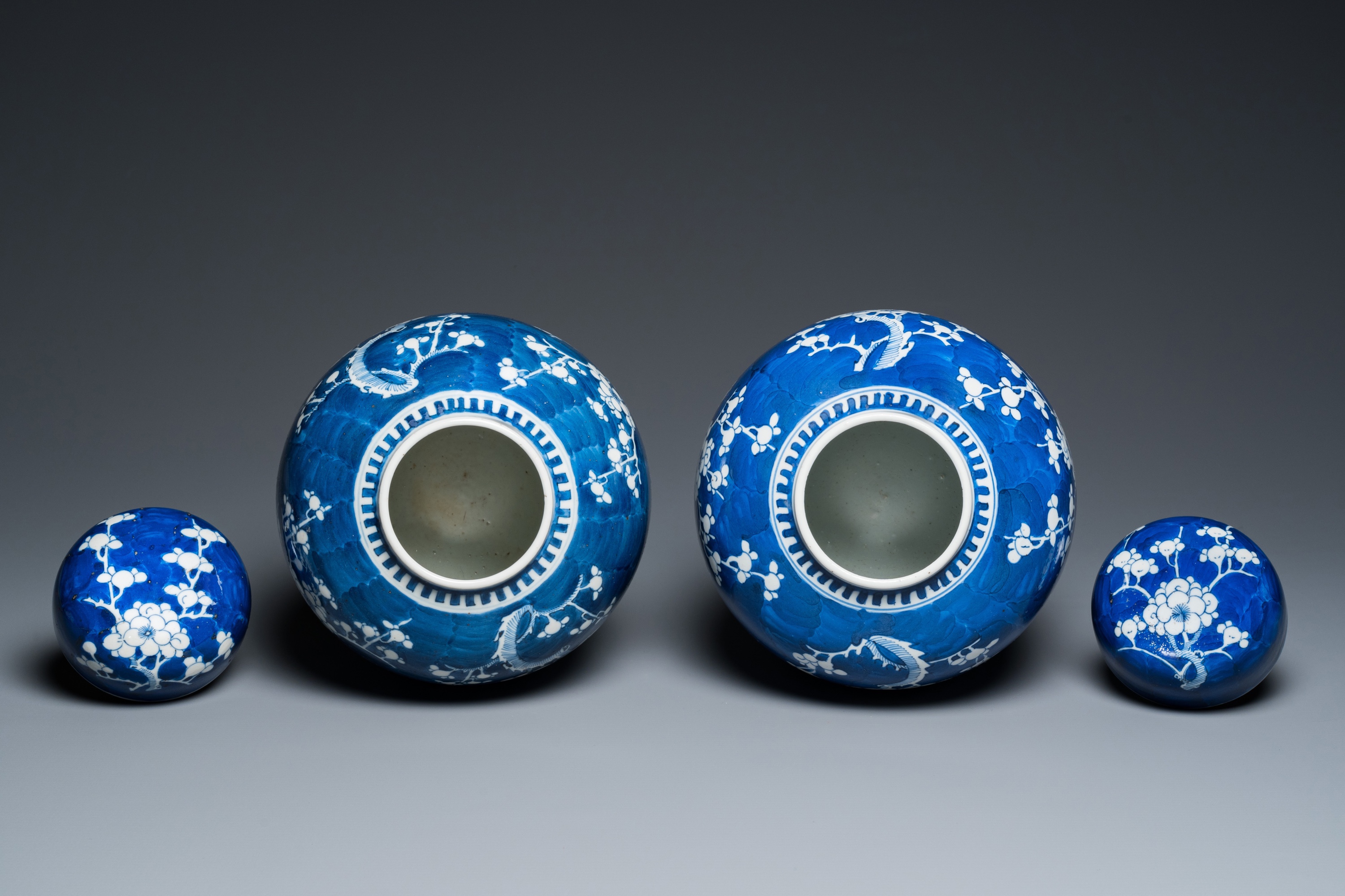 A pair of Chinese blue and white jars and covers, 19th C. - Image 6 of 7