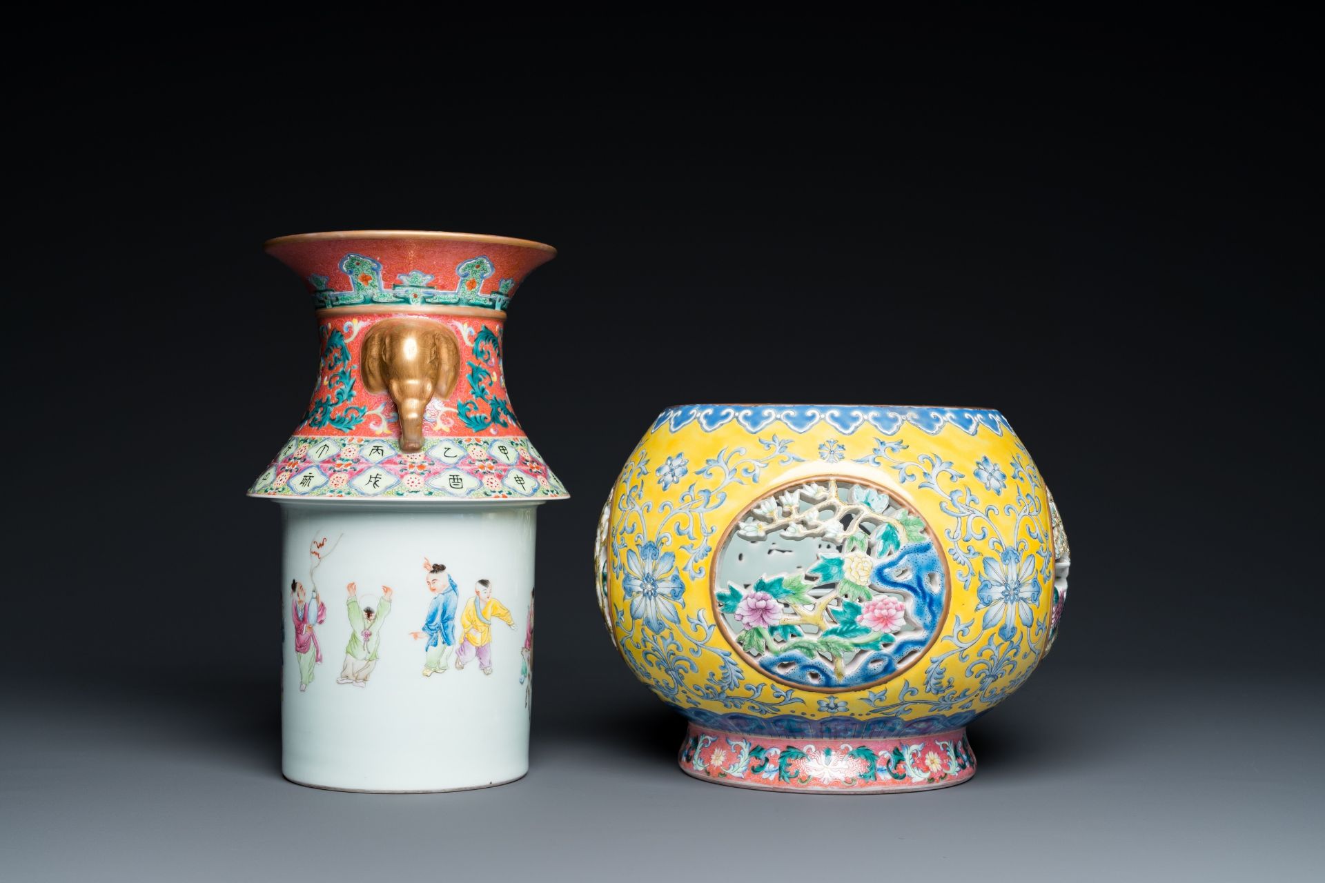 A Chinese reticulated and revolving famille rose vase consisting of two parts, Qianlong mark, 20th C - Bild 6 aus 10