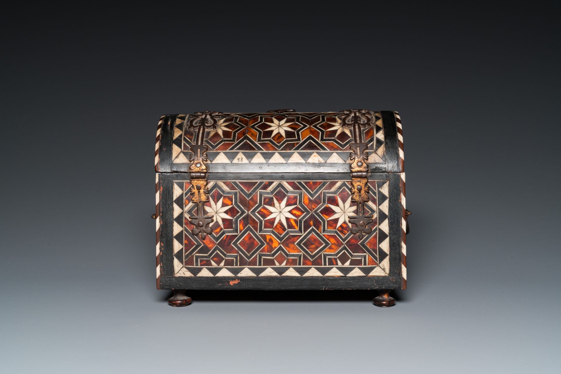 A tortoise-veneered and bone-inlaid wooden casket, probably Turkey, 17th C. - Image 4 of 8