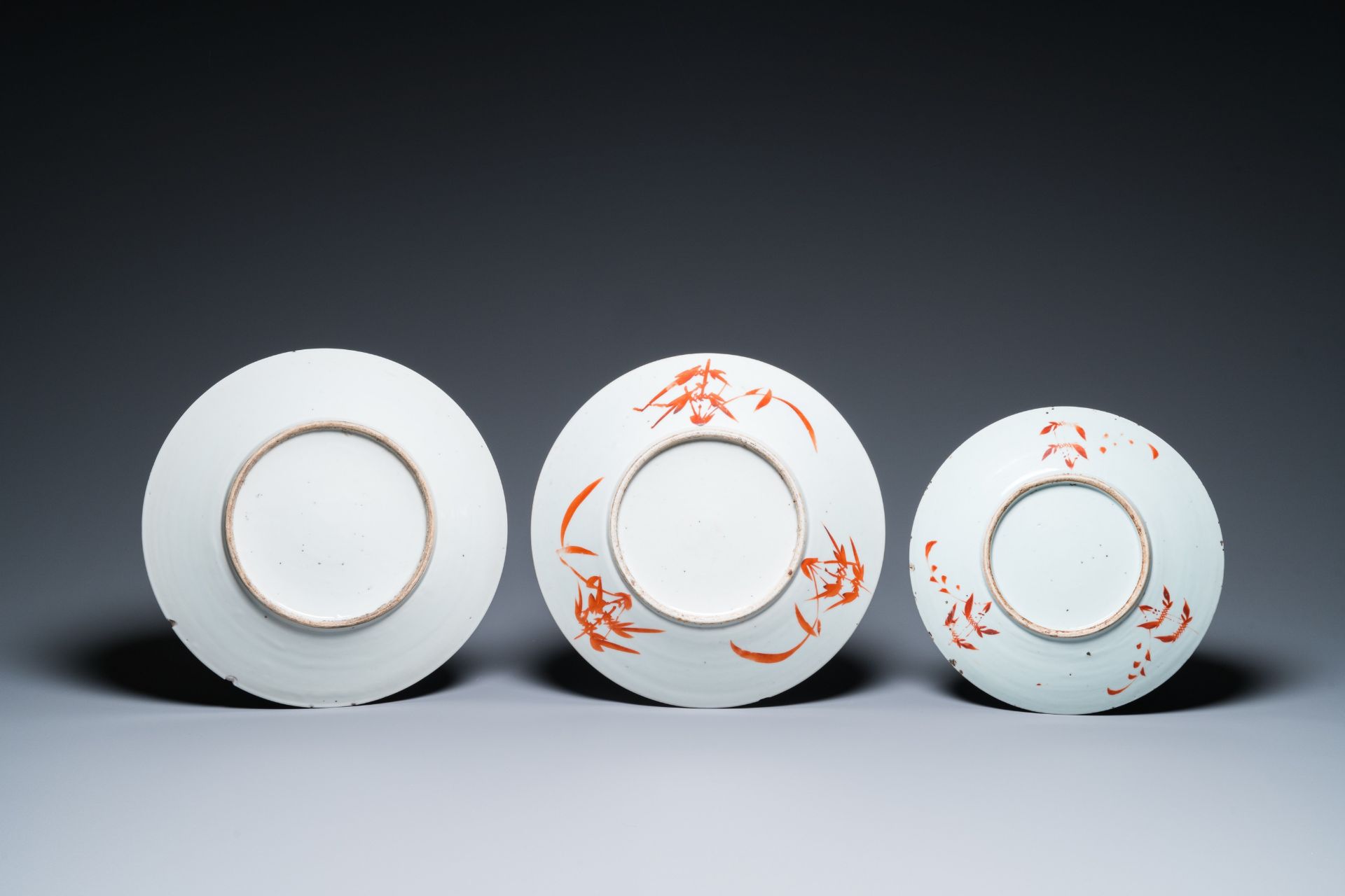 A varied collection of Chinese famille rose and qianjiang cai porcelain, 19/20th C. - Bild 3 aus 19