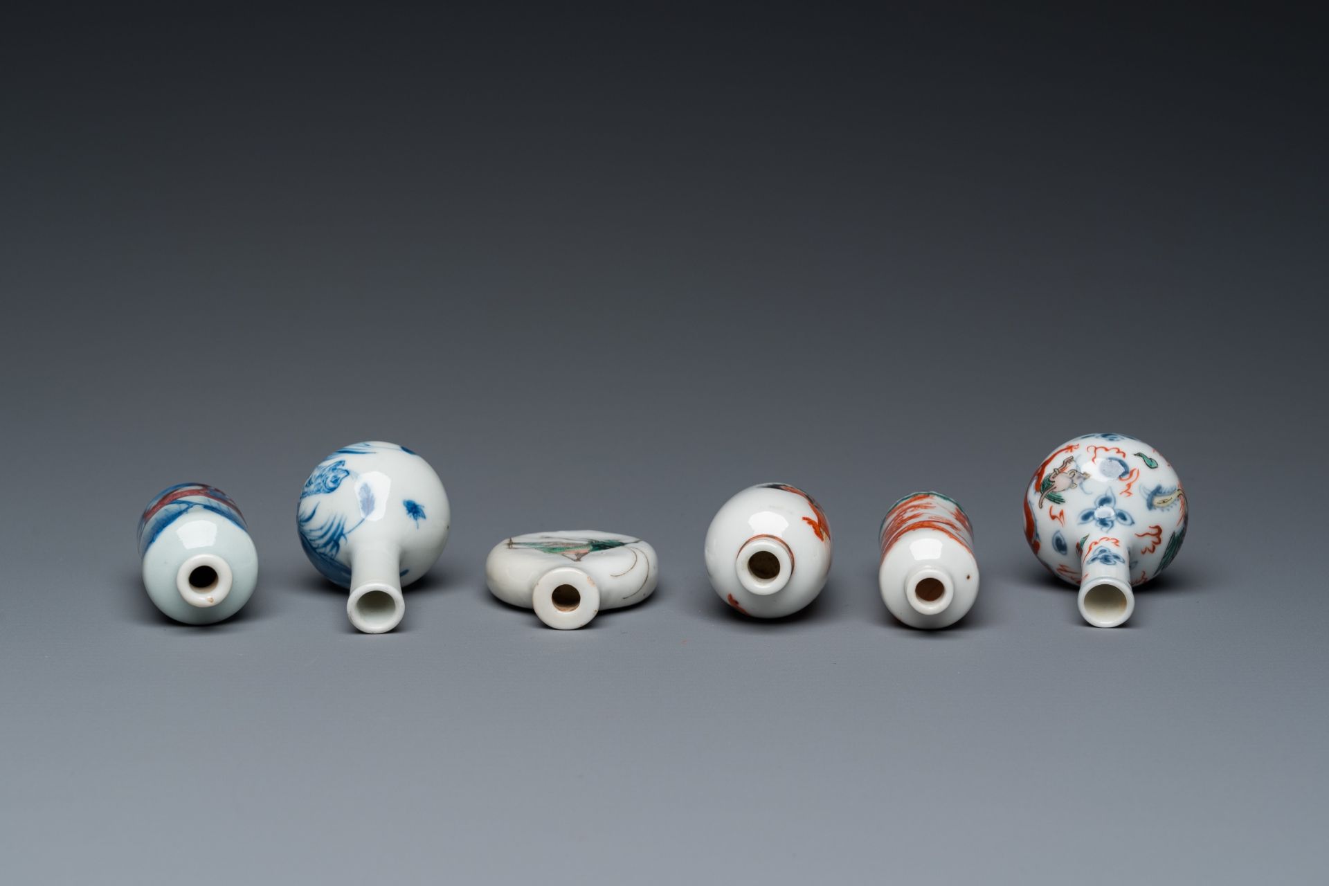 Four various Chinese snuff bottles and two miniature bottle vases, 19/20th C. - Bild 6 aus 7