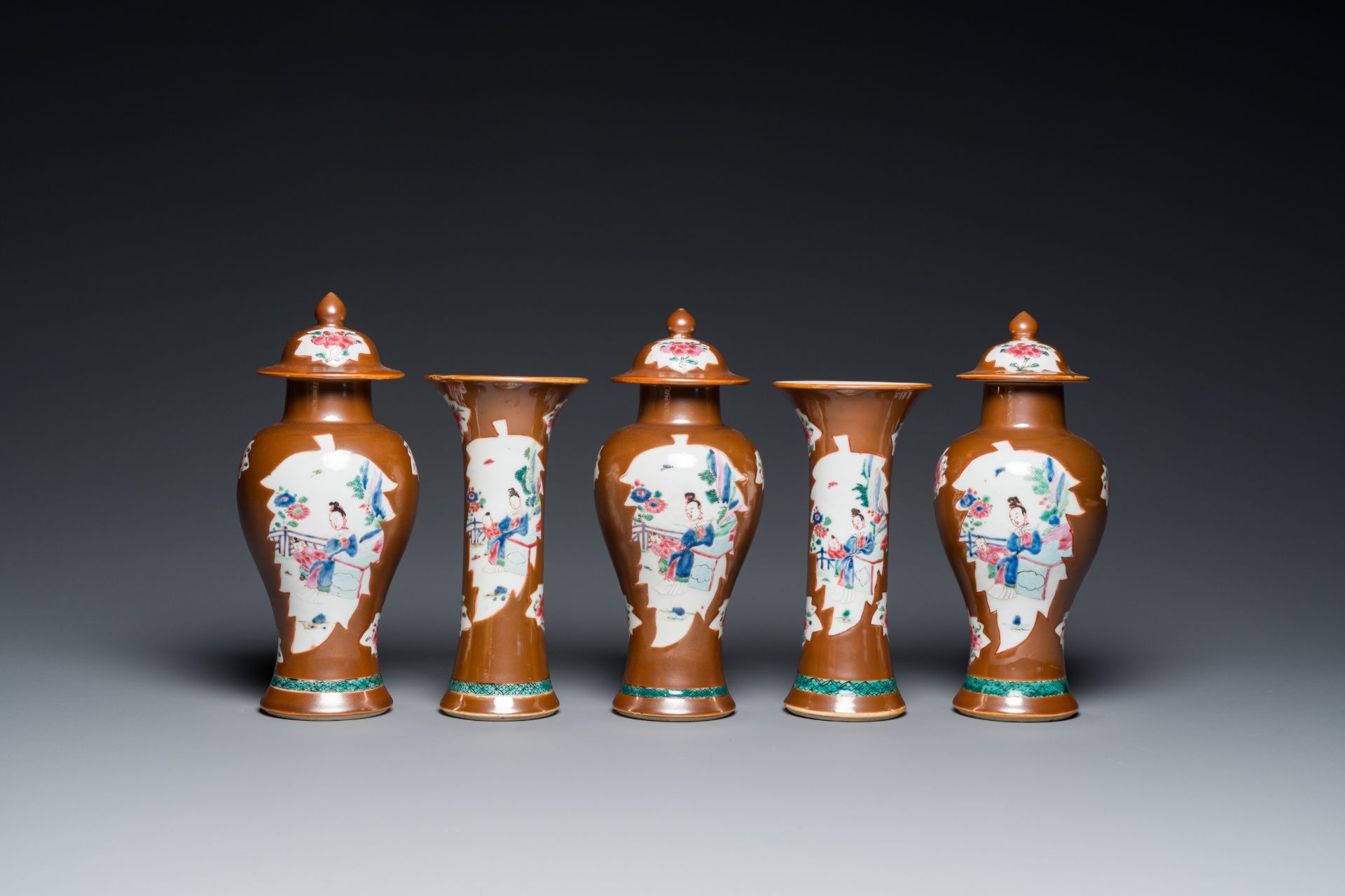 A Chinese capucin-brown-ground famille rose garniture of five vases with 'Xi Xiang Ji' design, Yongz - Bild 3 aus 8