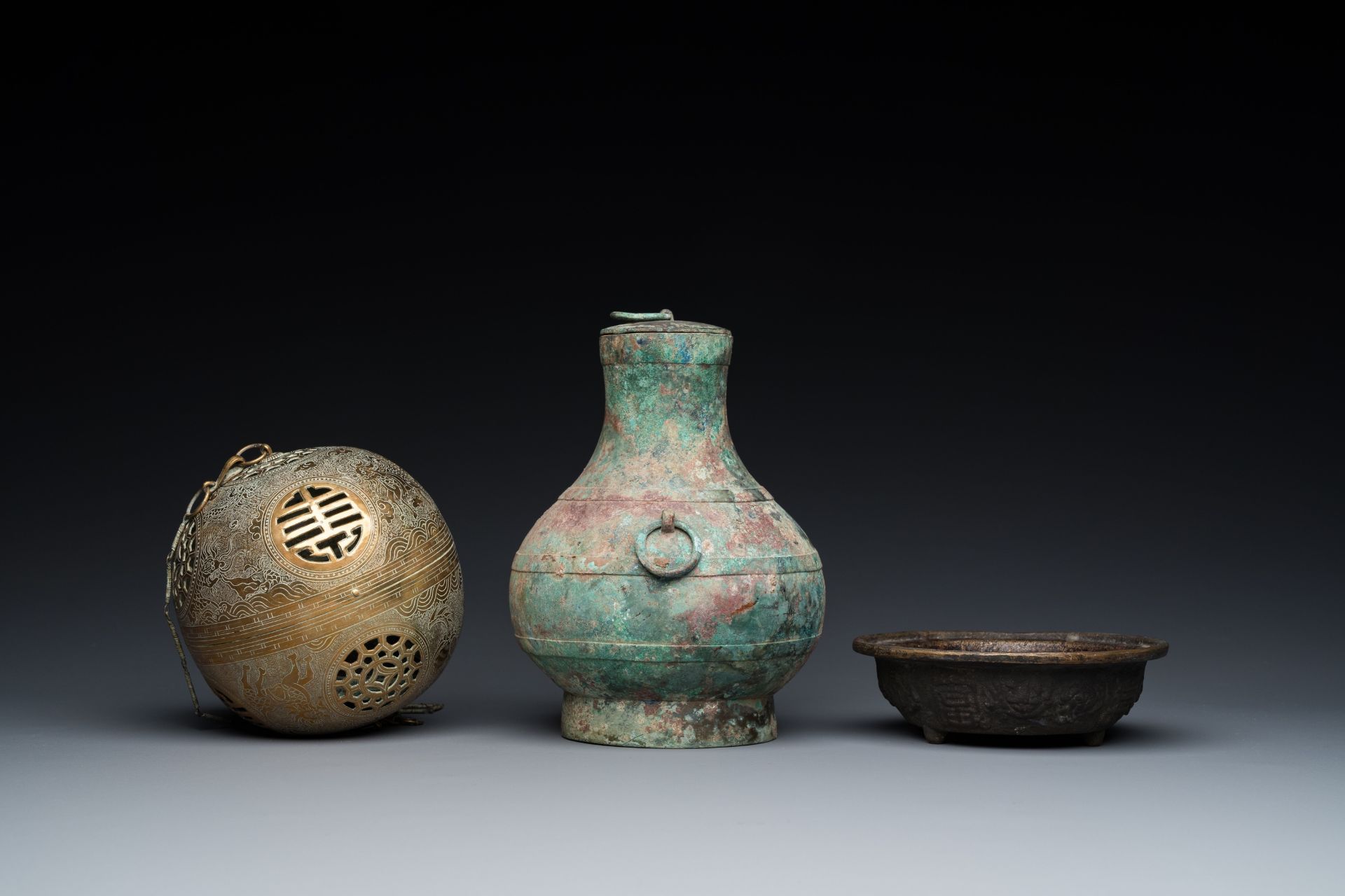 A varied collection of Chinese and Tibetan bronze, brass and wood objects, 19/20th C. - Bild 9 aus 13