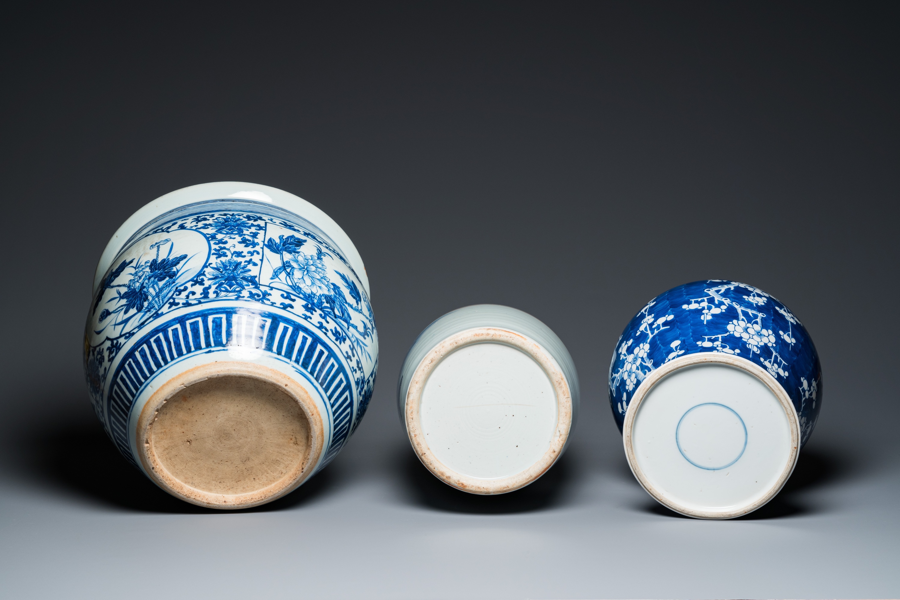 A Chinese blue and white 'landscape' vase, a covered vase and a jardiniere, 19th C. - Image 7 of 9