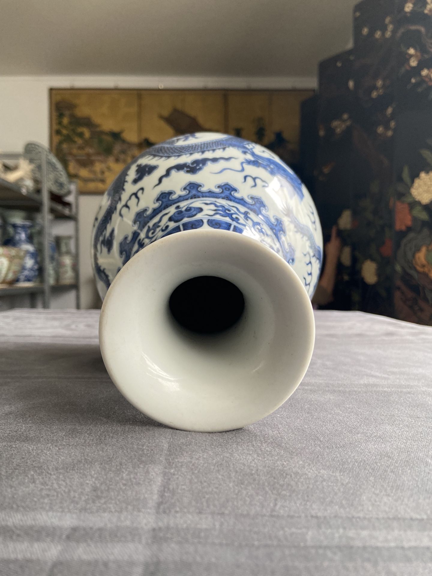 A Chinese blue and white 'yuhuchunping' 'dragon' vase on wooden stand, Qianlong mark, 19/20th C. - Bild 10 aus 27