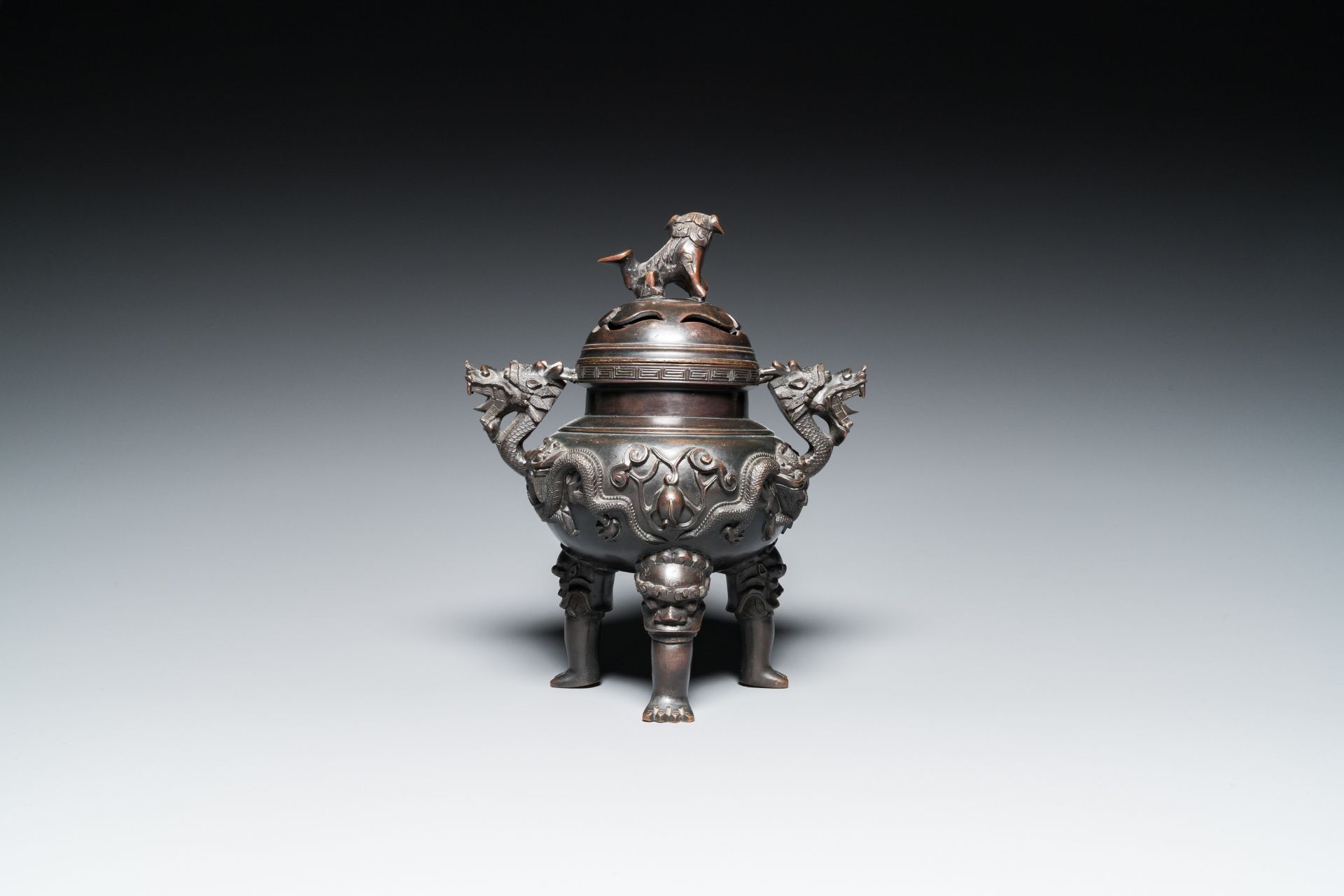 A Chinese bronze censer and cover, Xuande mark, 19th C. - Image 3 of 6