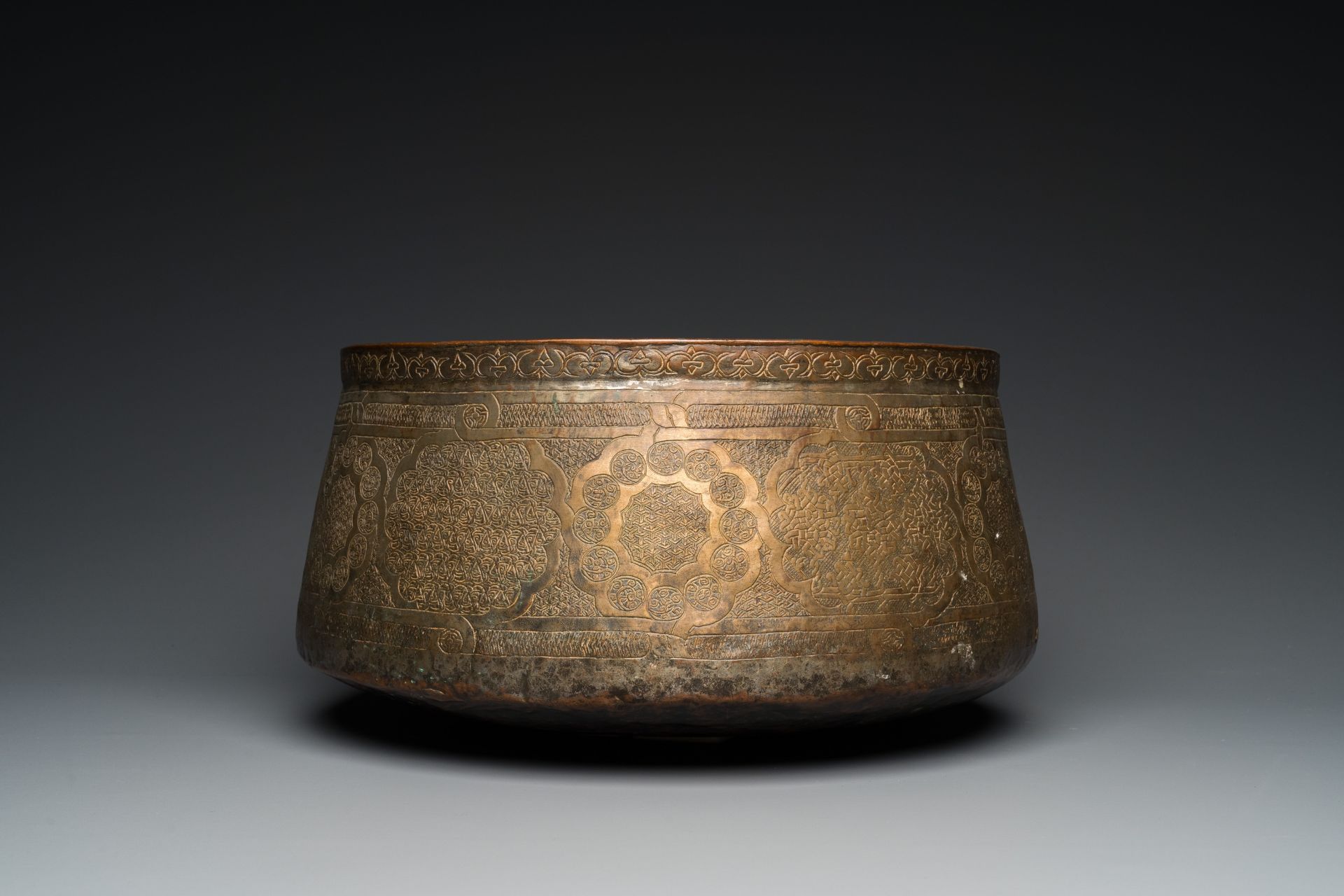 A large Islamic engraved bronze basin with calligraphic design, probably Egypt, 18/19th C. - Image 2 of 8
