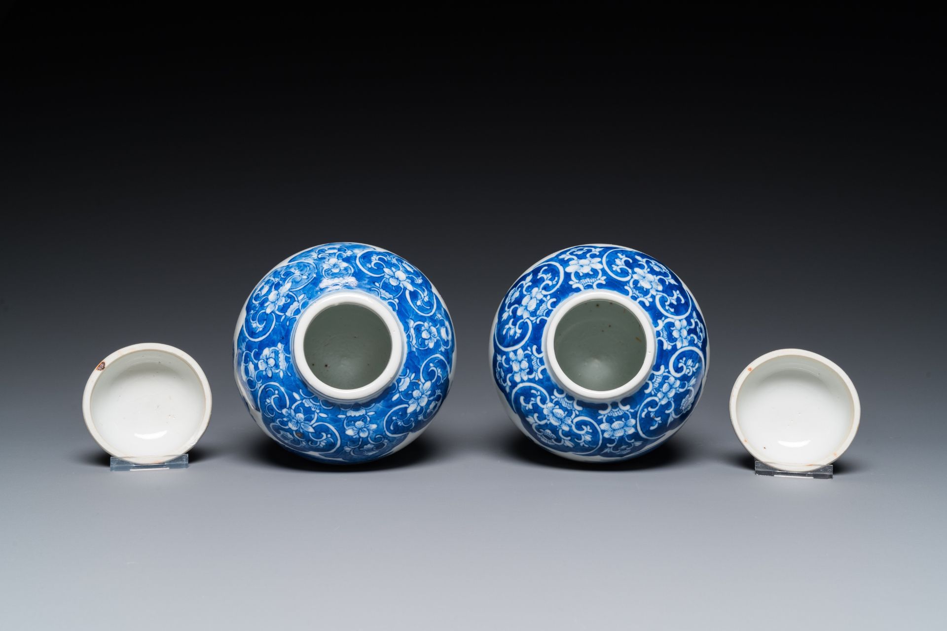 A pair of Chinese Canton famille rose vases and a pair of blue and white covered jars, 19th C. - Image 13 of 13