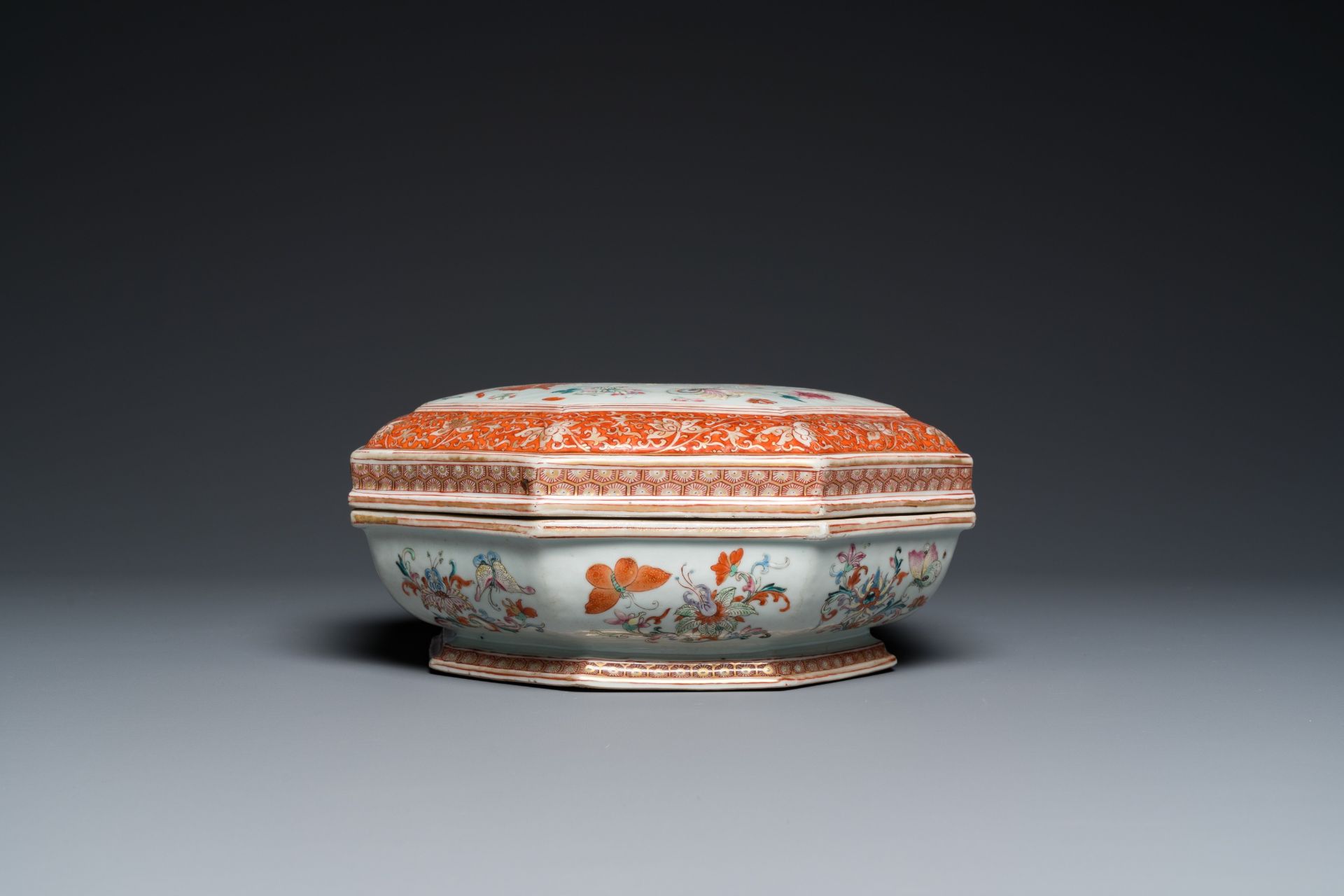 A Chinese famille rose, iron-red and gilt octagonal box and cover with butterflies, Yongzheng - Bild 8 aus 10