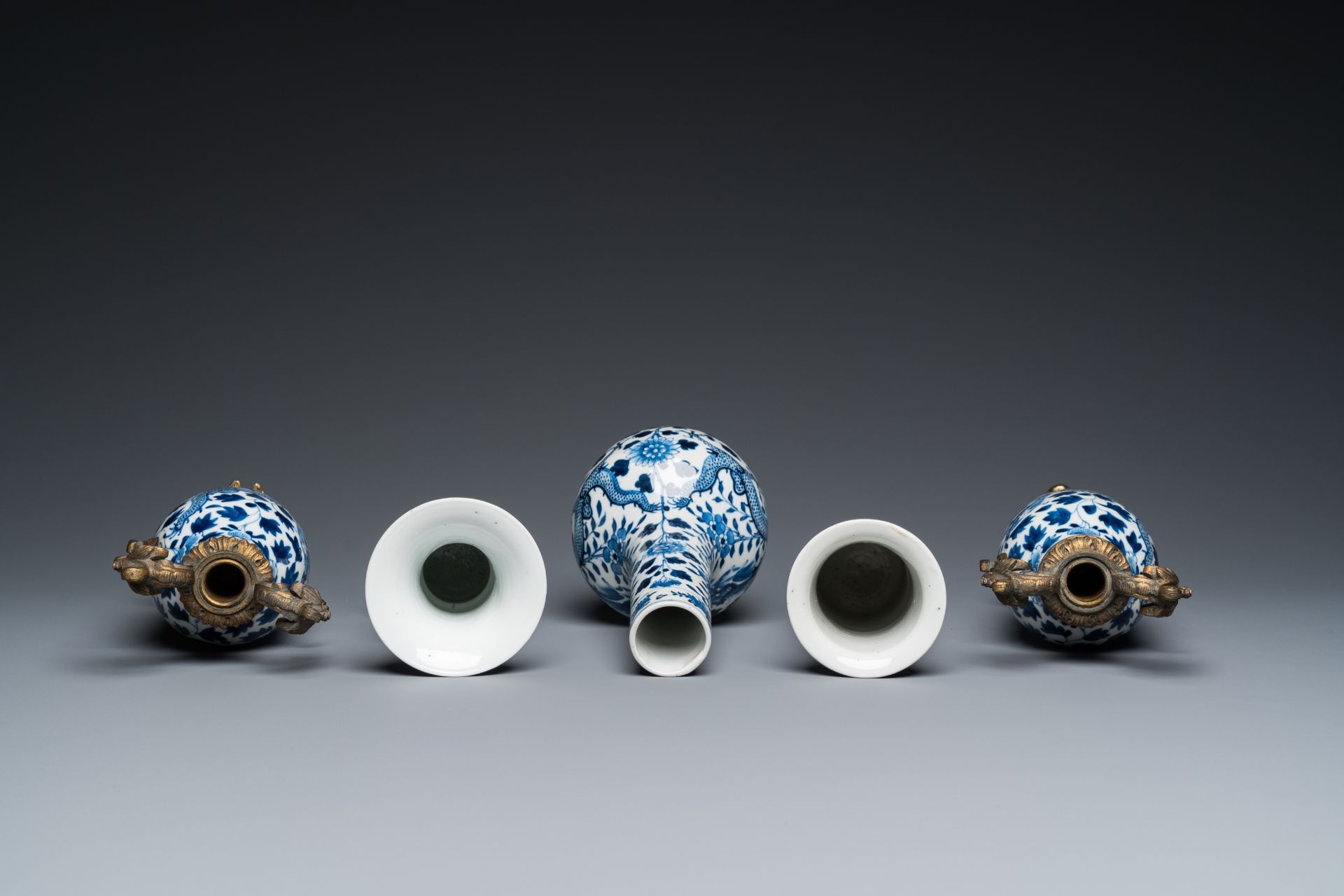 Five Chinese blue and white vases, 19th C. - Image 6 of 7