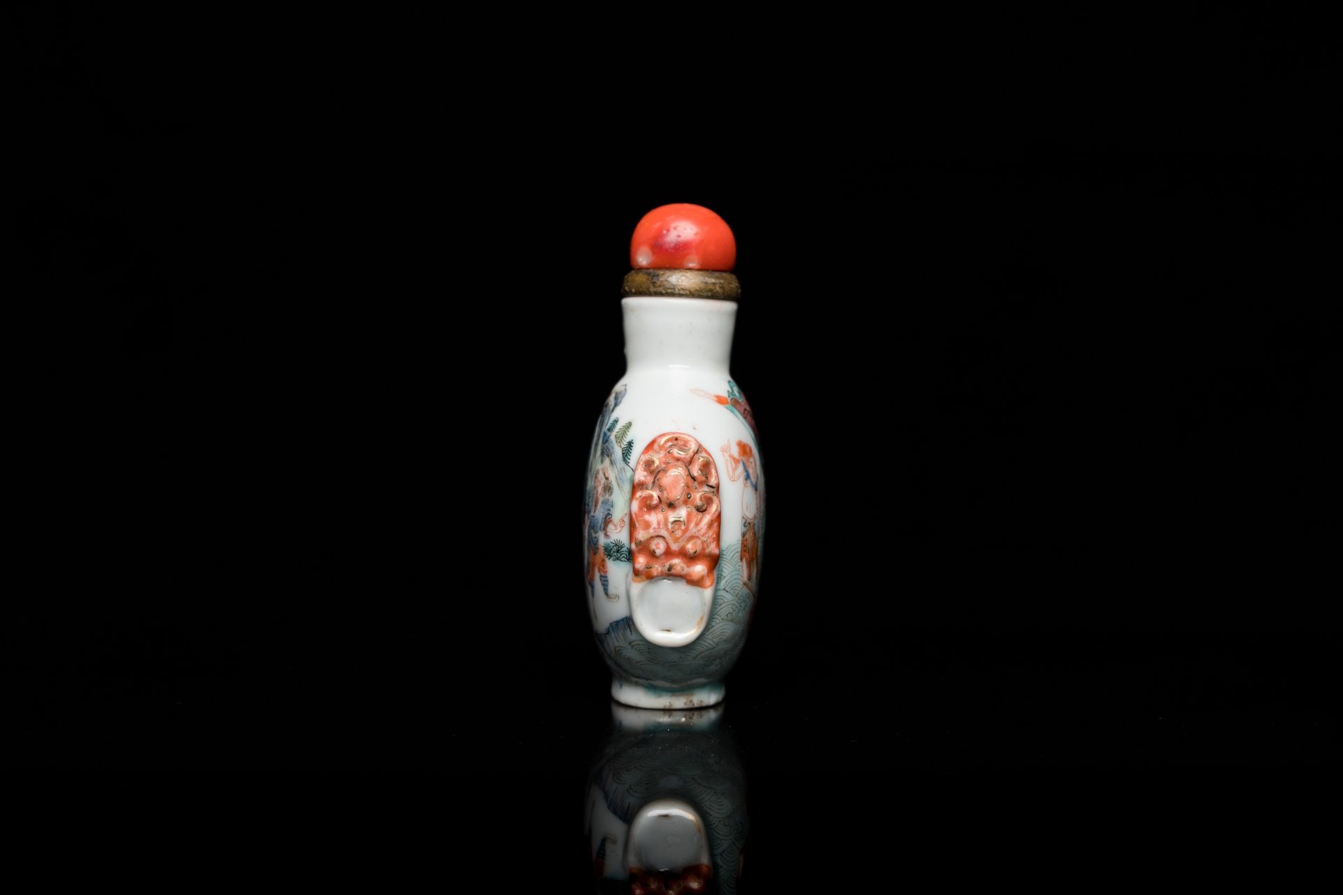 A Chinese famille rose snuff bottle, Qianlong mark, 19th C. - Image 4 of 6