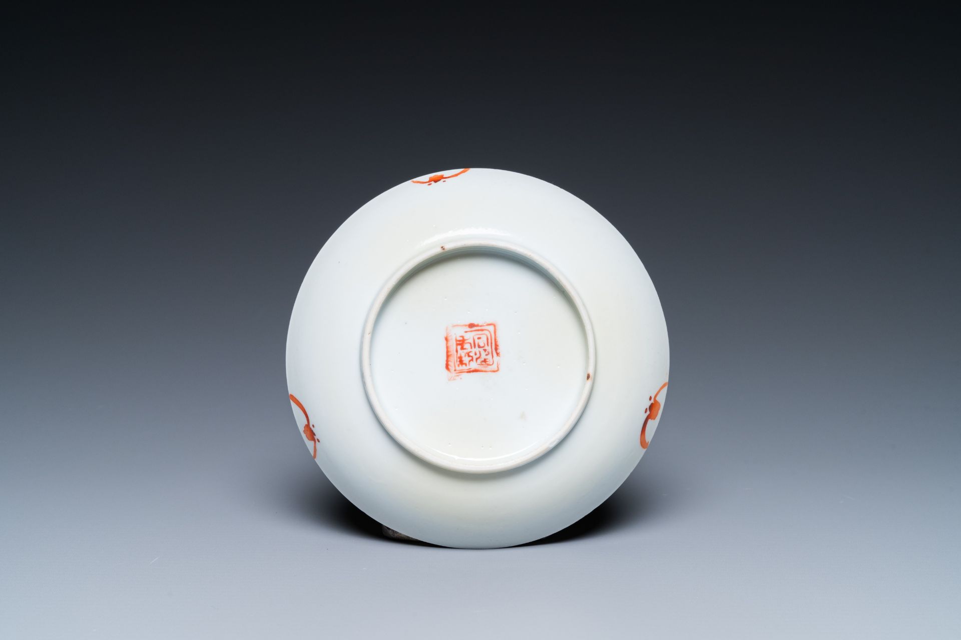 A varied collection of Chinese famille rose and qianjiang cai porcelain, 19/20th C. - Bild 13 aus 19