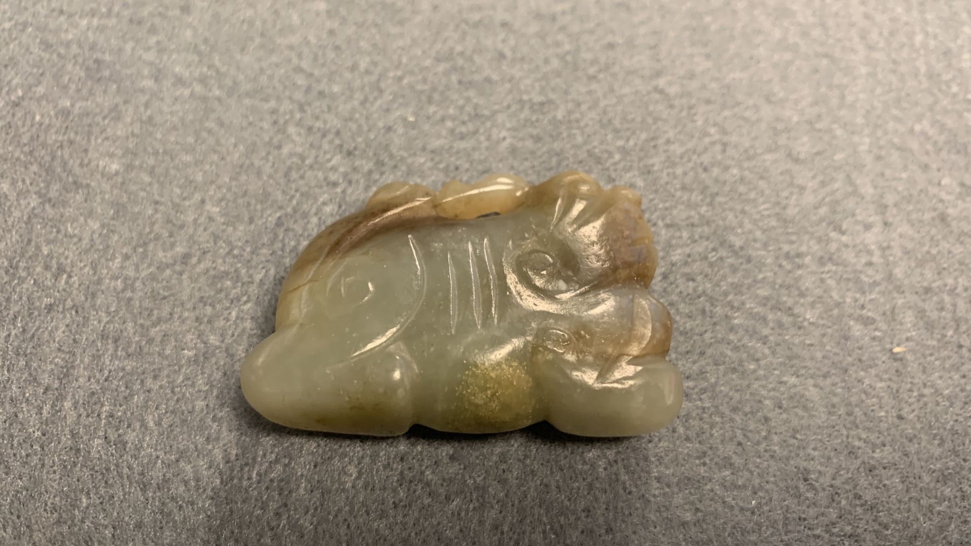 Five Chinese celadon and russet jade carvings, 19th C. - Bild 15 aus 21