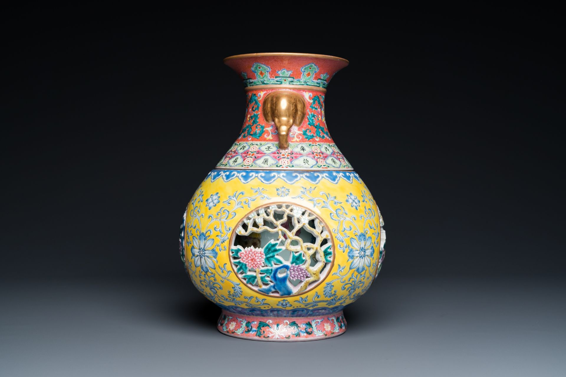 A Chinese reticulated and revolving famille rose vase consisting of two parts, Qianlong mark, 20th C - Bild 4 aus 10