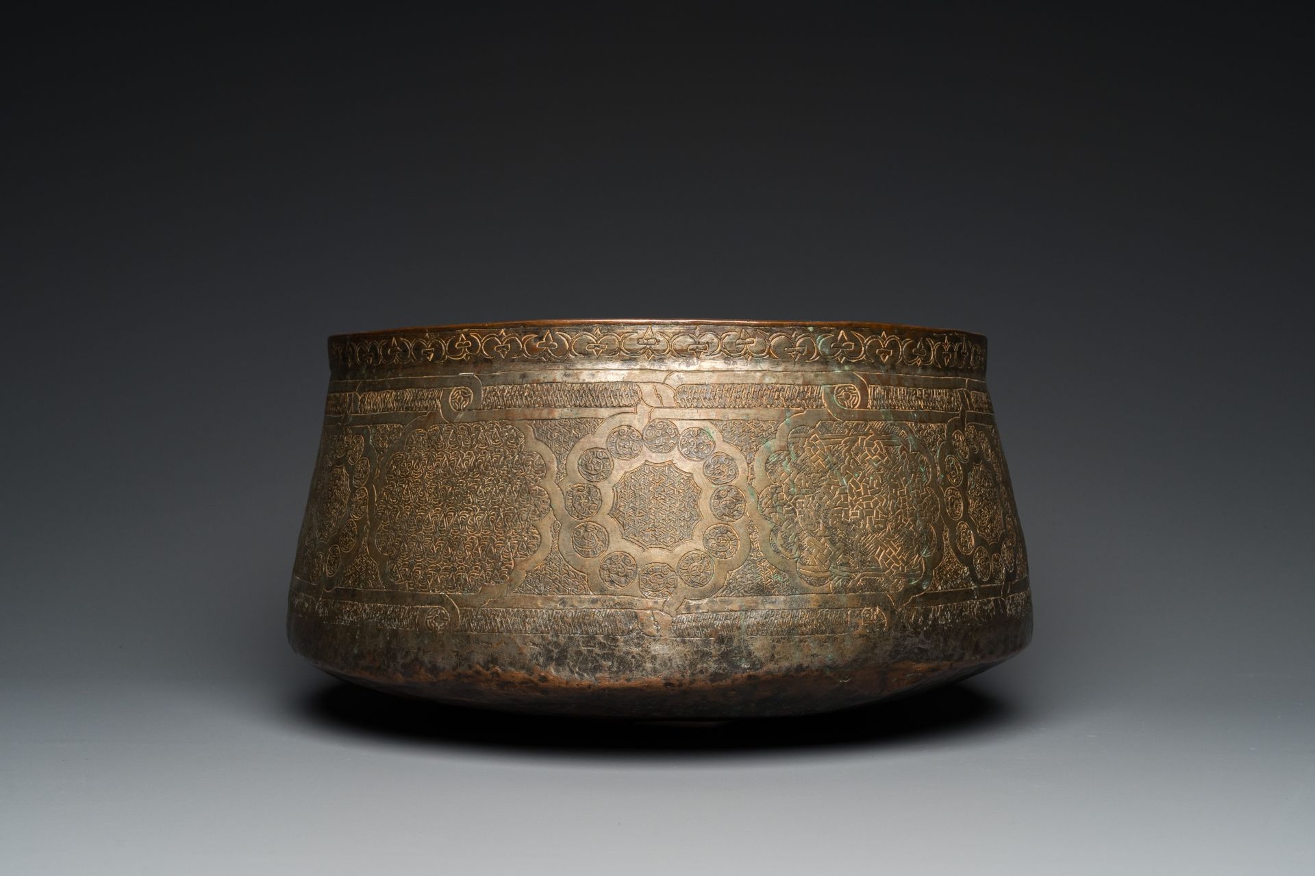 A large Islamic engraved bronze basin with calligraphic design, probably Egypt, 18/19th C. - Image 4 of 8