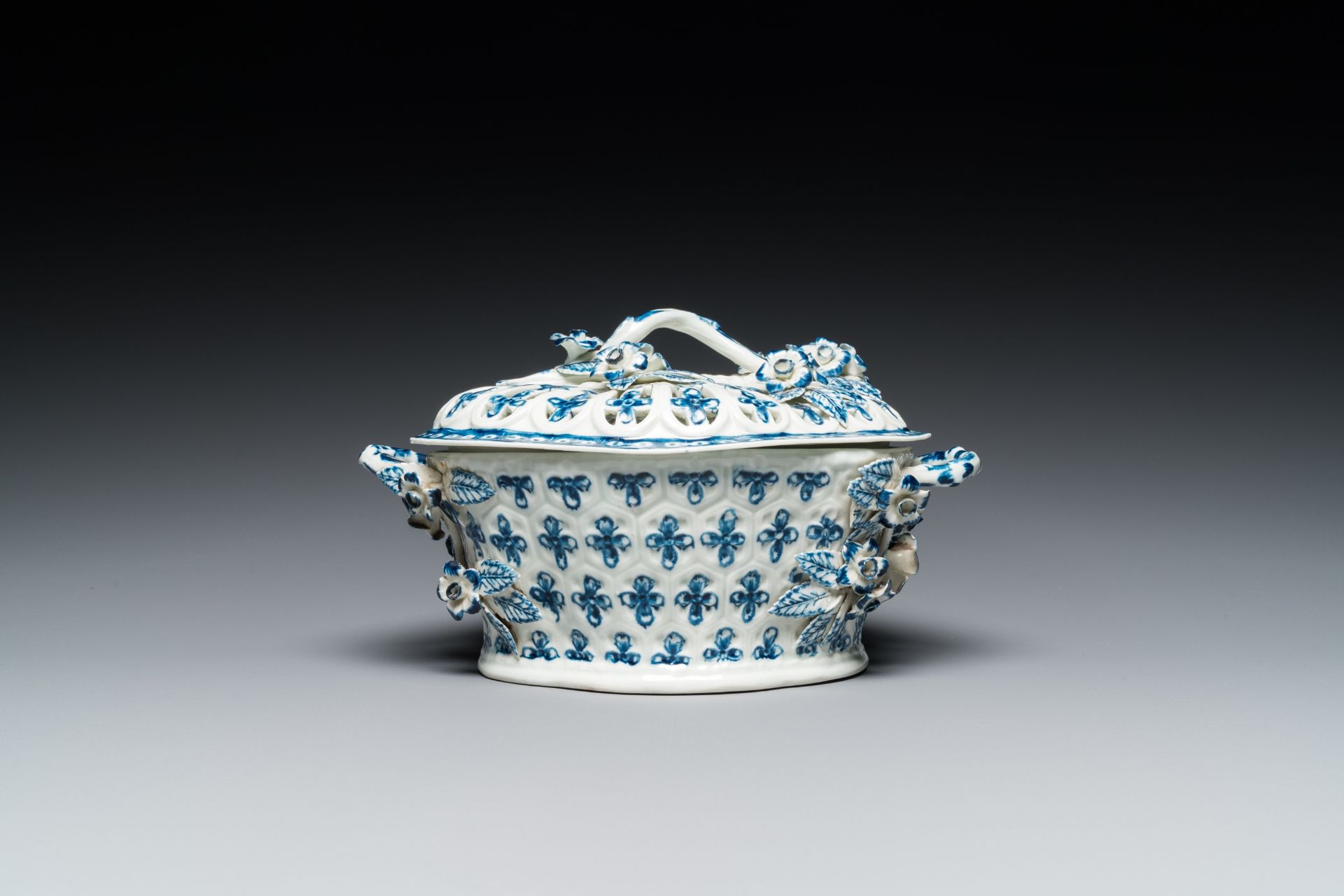 A blue and white tureen with reticulated cover, Worcester, England, 18th C. - Image 2 of 7