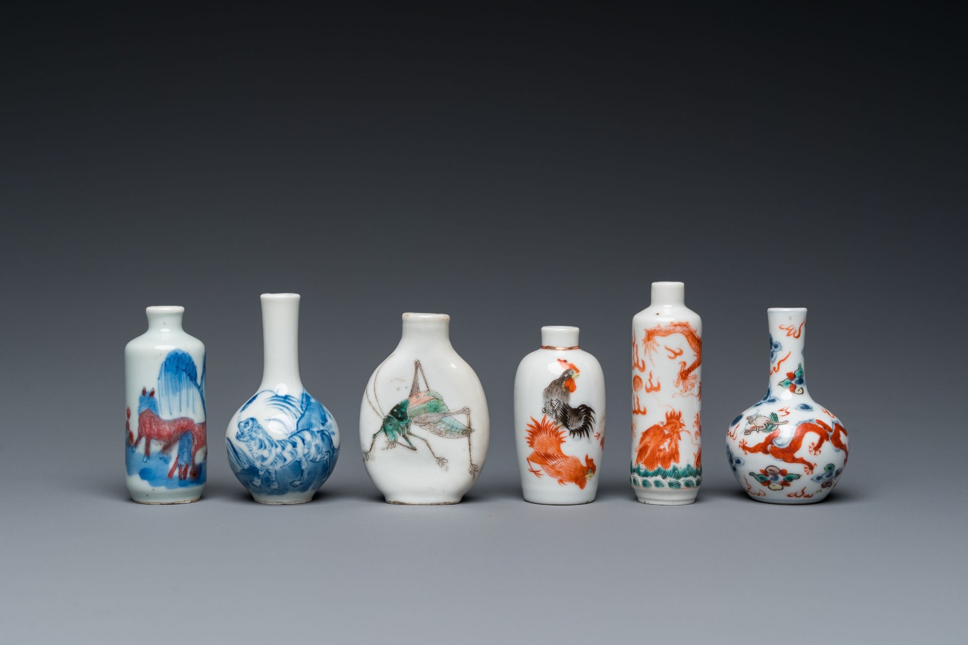 Four various Chinese snuff bottles and two miniature bottle vases, 19/20th C. - Bild 2 aus 7