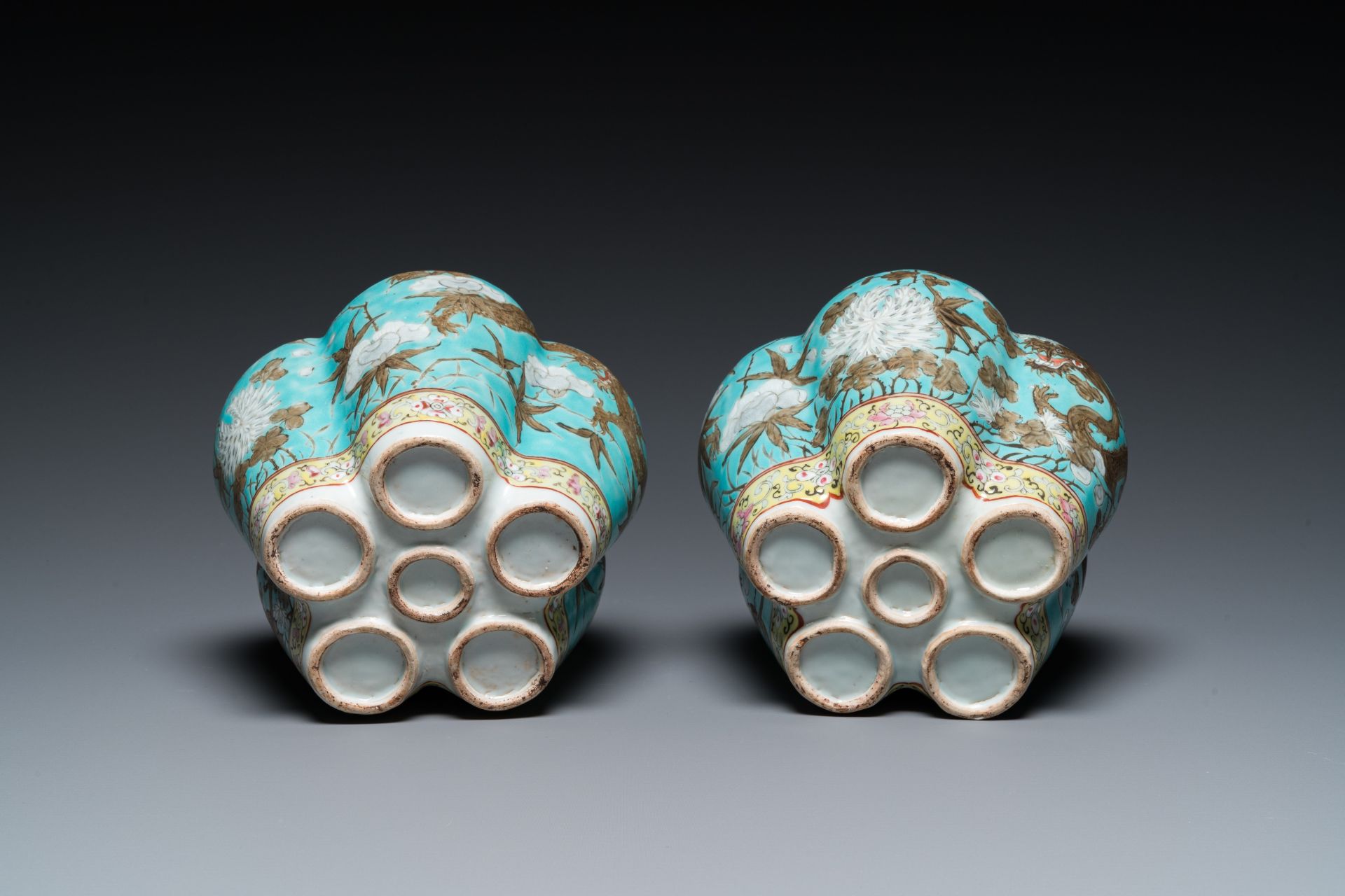 A pair of Chinese famille rose turquoise-ground flower vases with dragons, 19th C. - Image 5 of 7