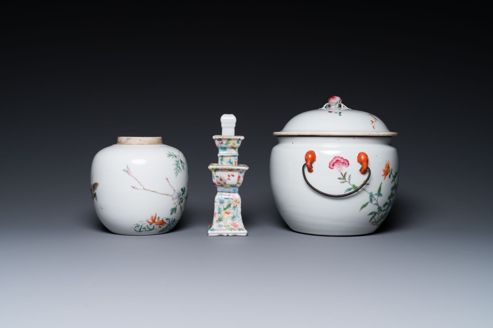 Four Chinese famille rose wares and three with coral-red-ground, 19/20th C. - Bild 9 aus 13