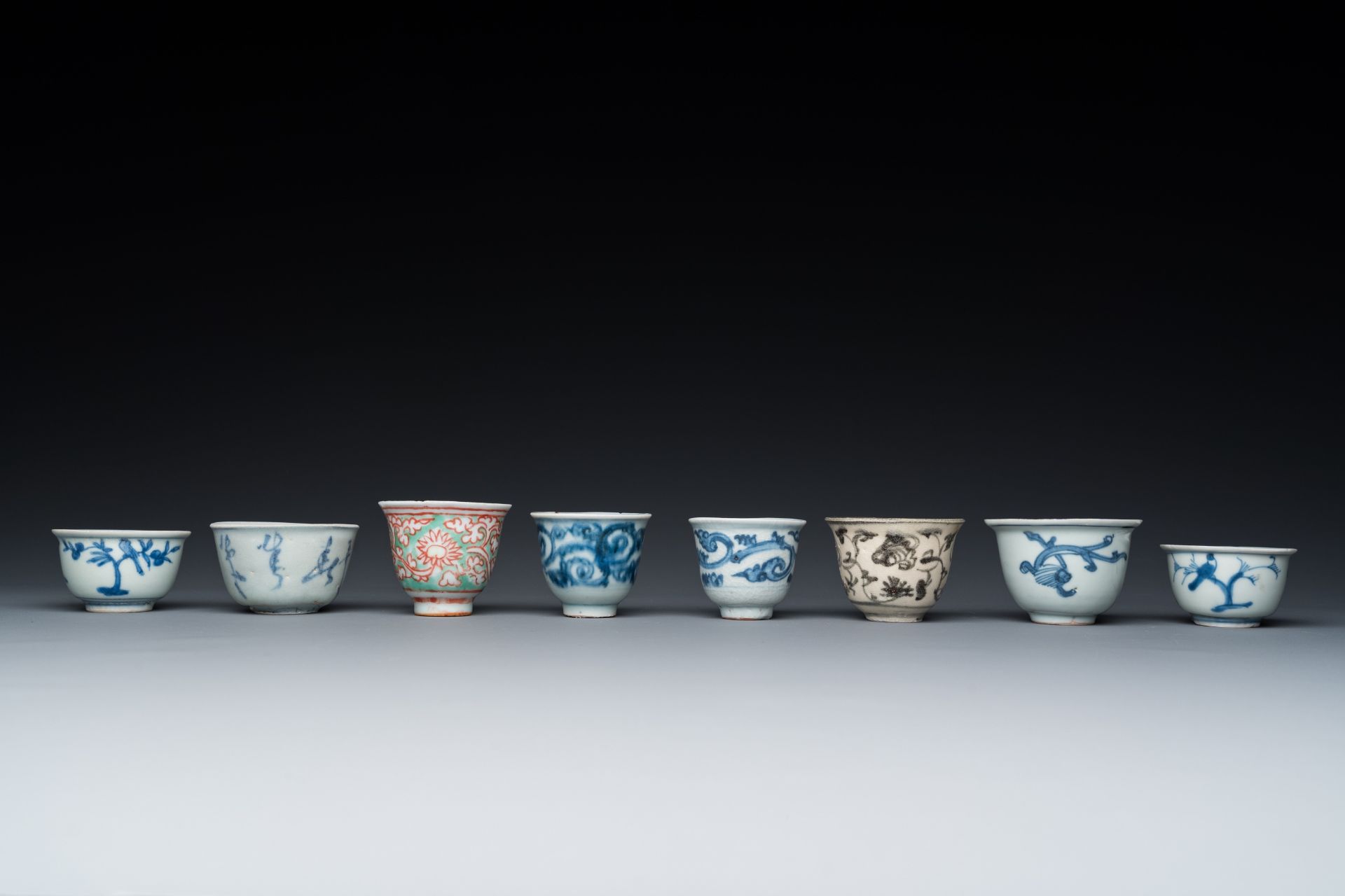 Eight Chinese mostly blue and white wine and tea cups, Ming - Bild 3 aus 8